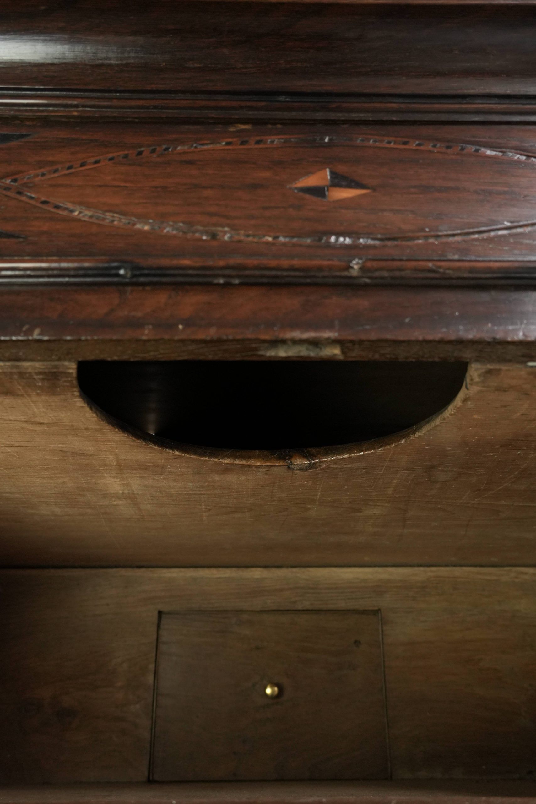 Commode anglaise antique du XVIIIe siècle en chêne.