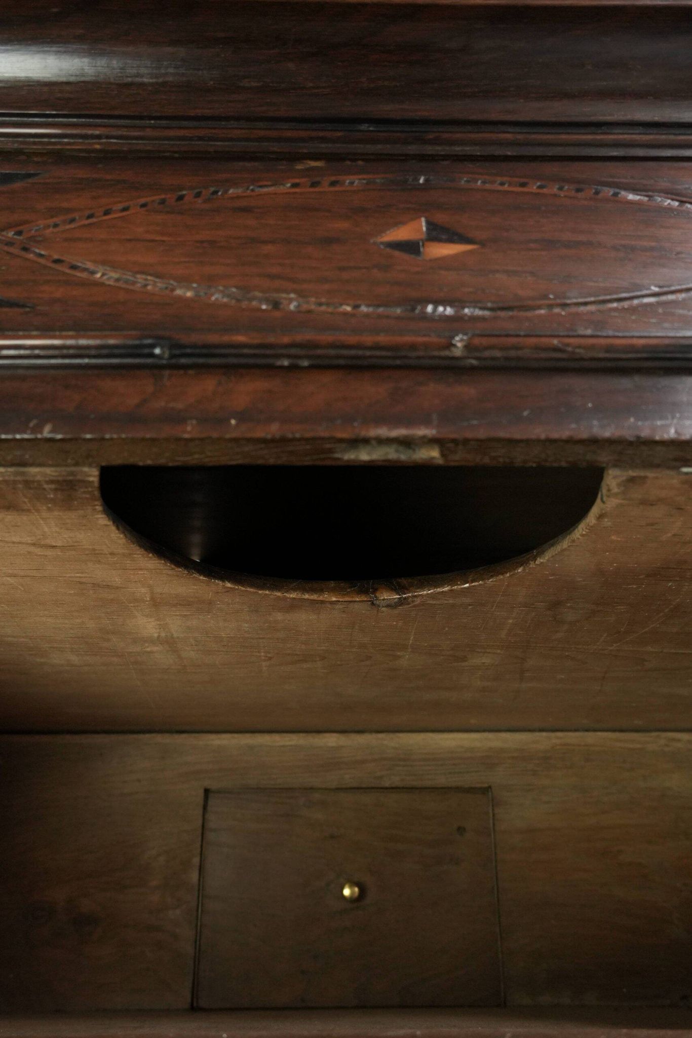Commode anglaise antique du XVIIIe siècle en chêne.