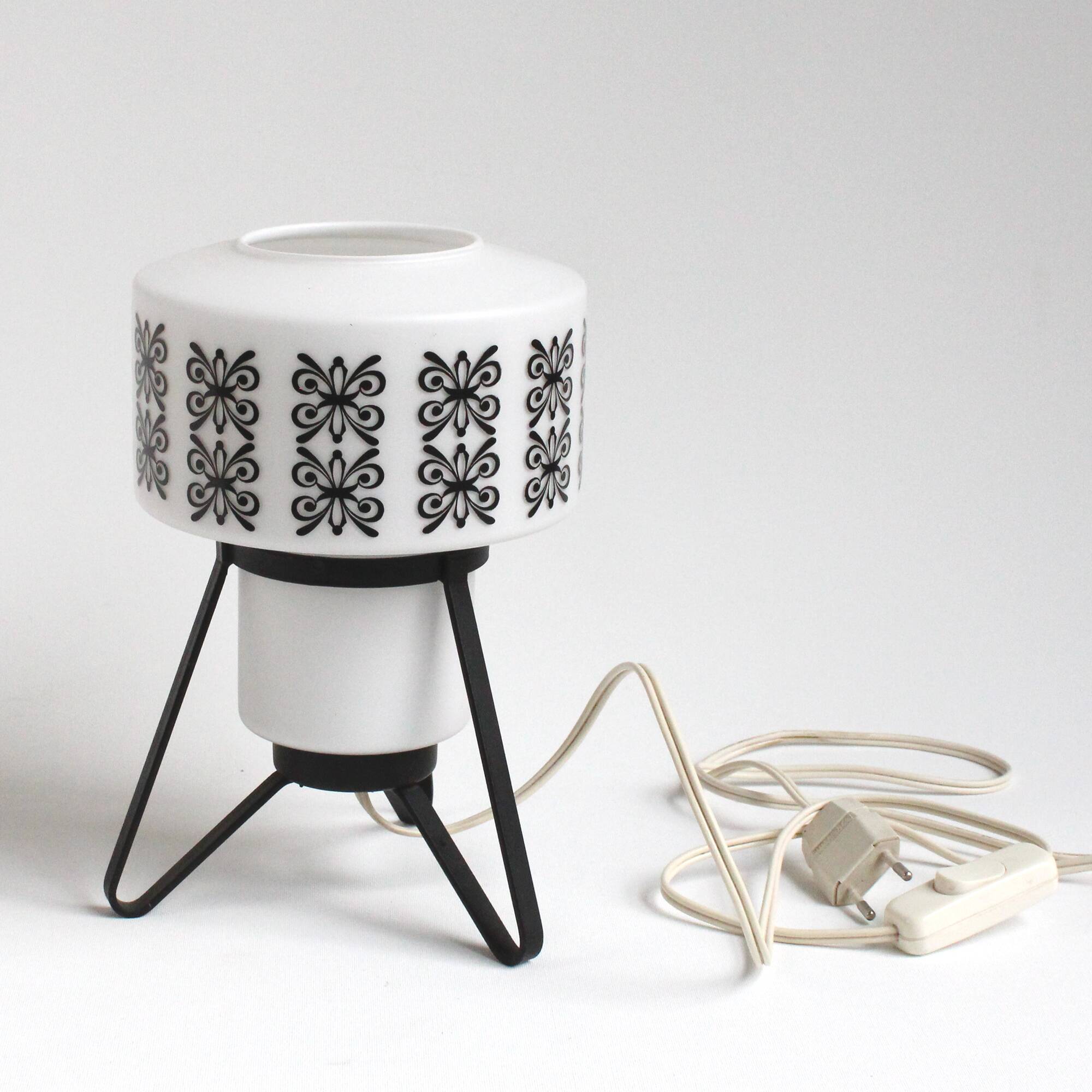 Vintage bedside lamp in opaline and lacquered metal.