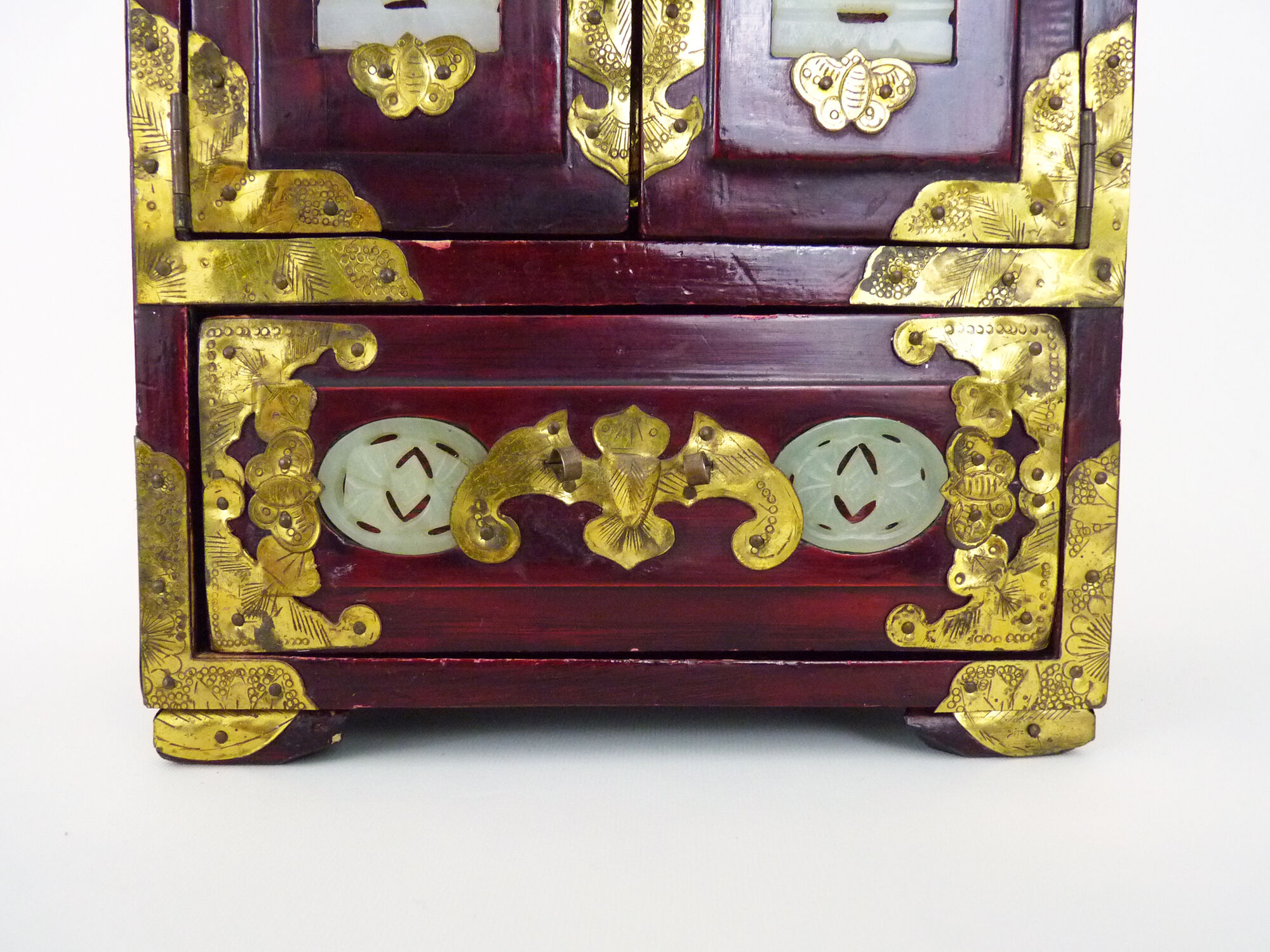 Chinese jewelry box in lacquered wood, jade and brass ornaments. Year 50 60