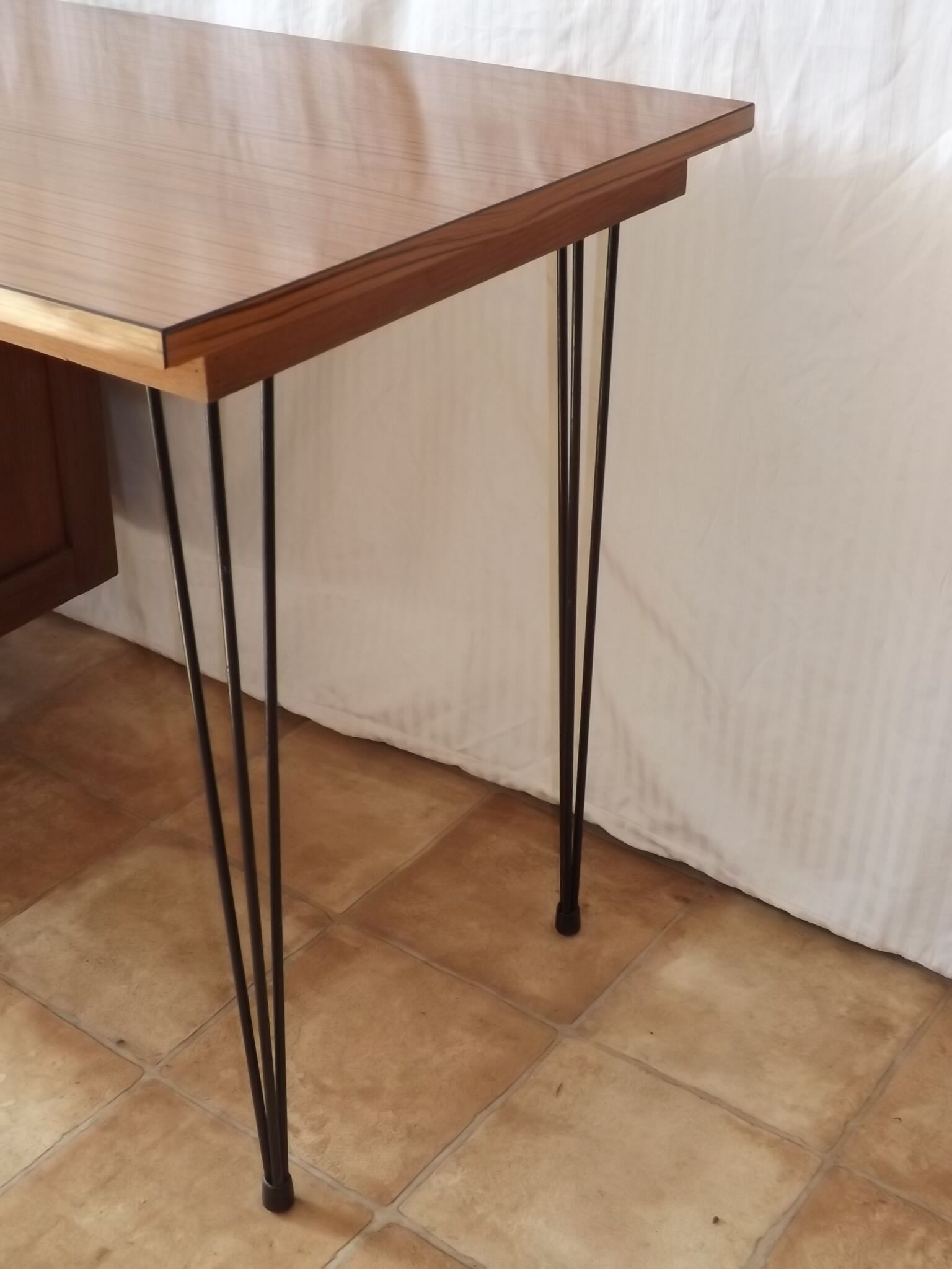 Bureau vintage en chêne sur pieds épingle 1950