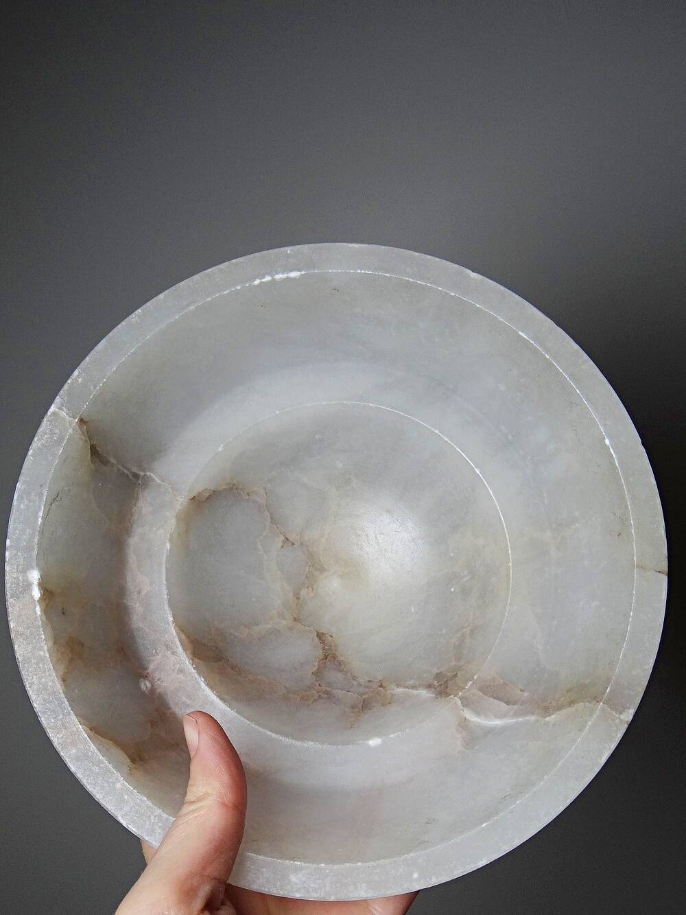 Vintage Italian alabaster footed bowl in white and beige, 1960s.