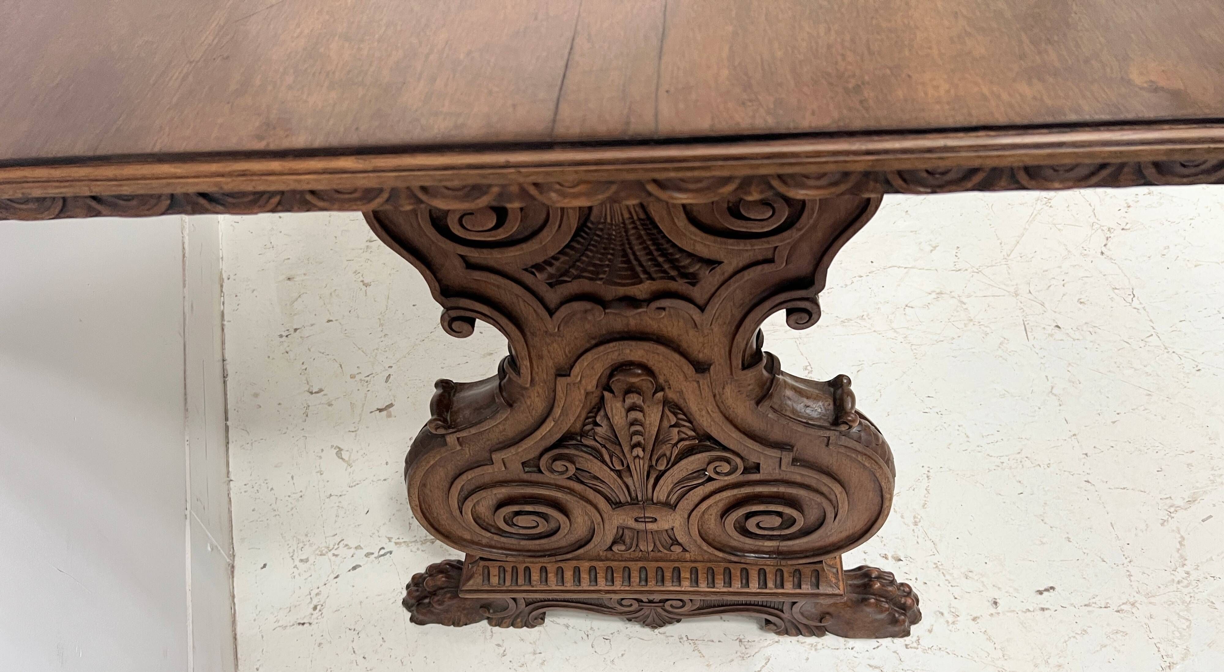 Table a manger de style Renaissance en bois massif sculpté XX siècle