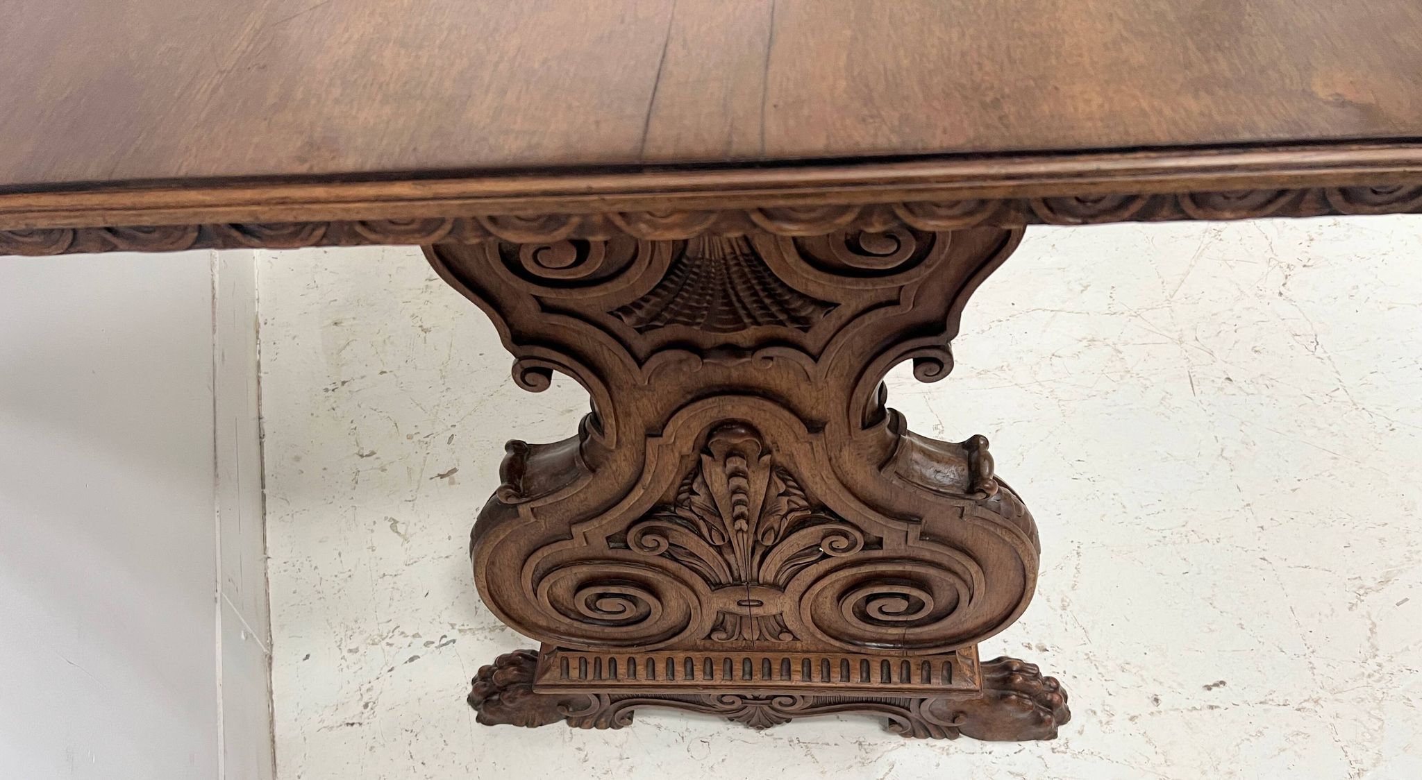 Table a manger de style Renaissance en bois massif sculpté XX siècle