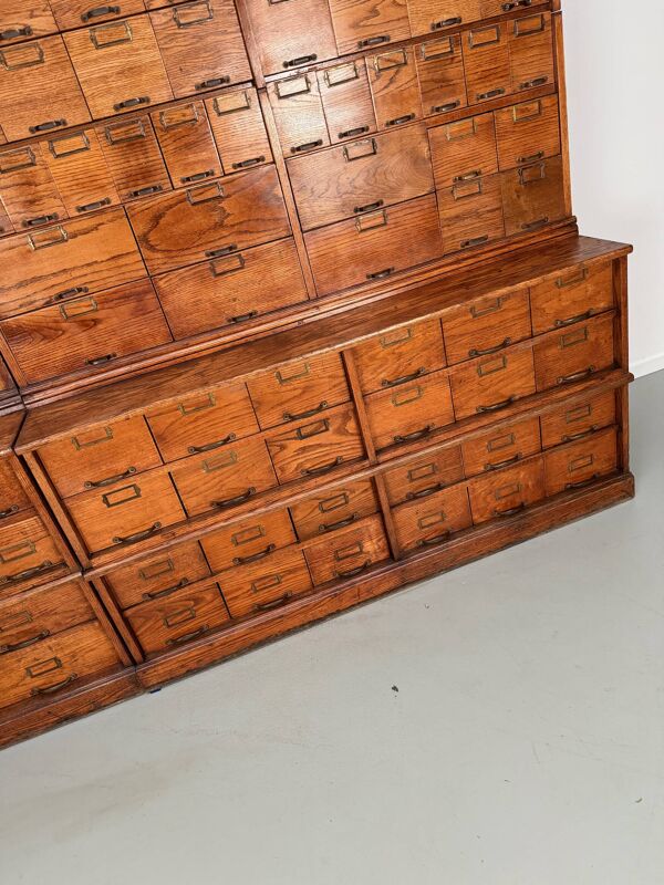 Très grand meuble d'apothicaire ancien en chêne américain veiné, vers 1900