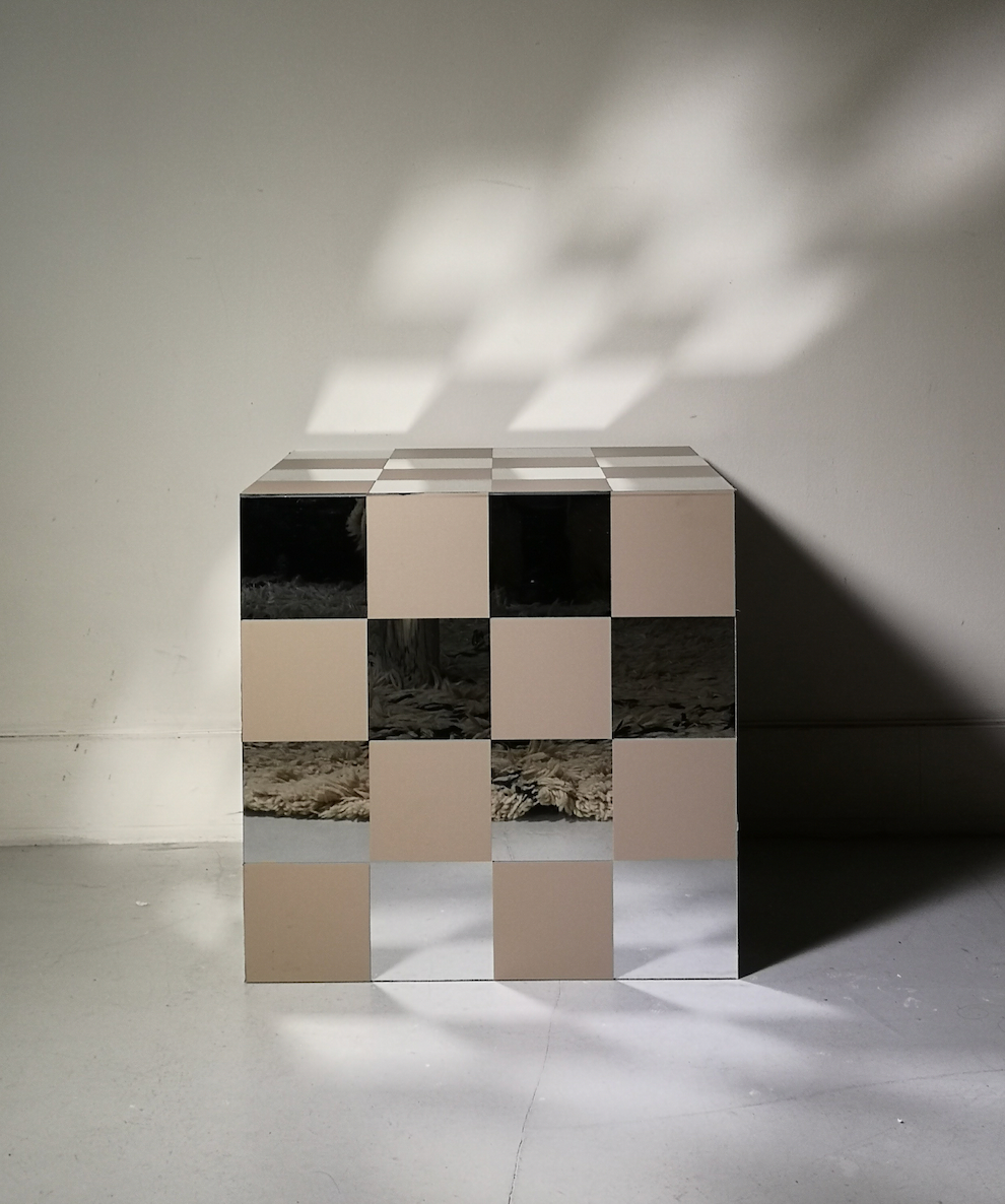 Bout de canapé design cube damier