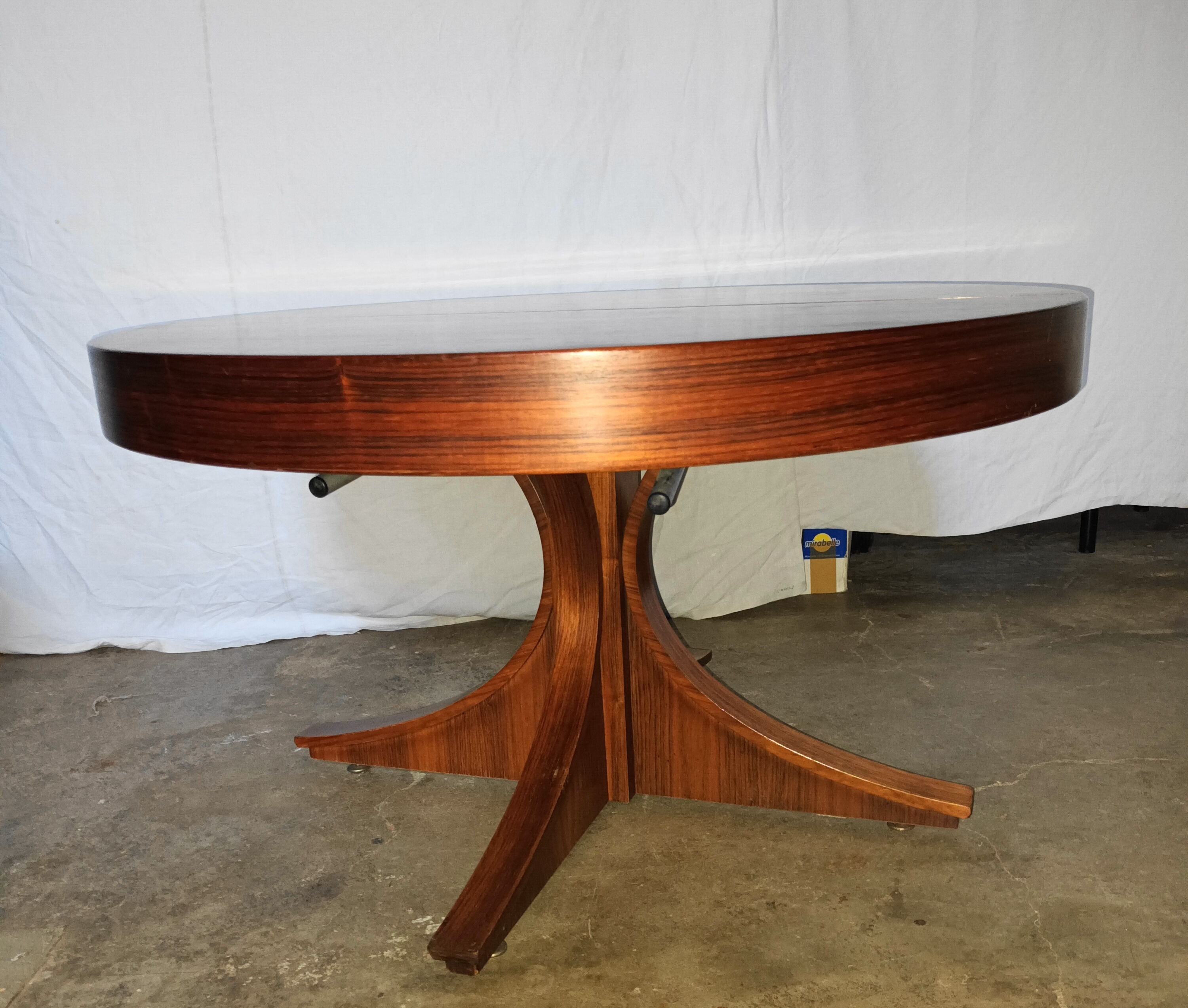 Table basse a systeme monte et baisse extensible de luigi Bartolini,années 70