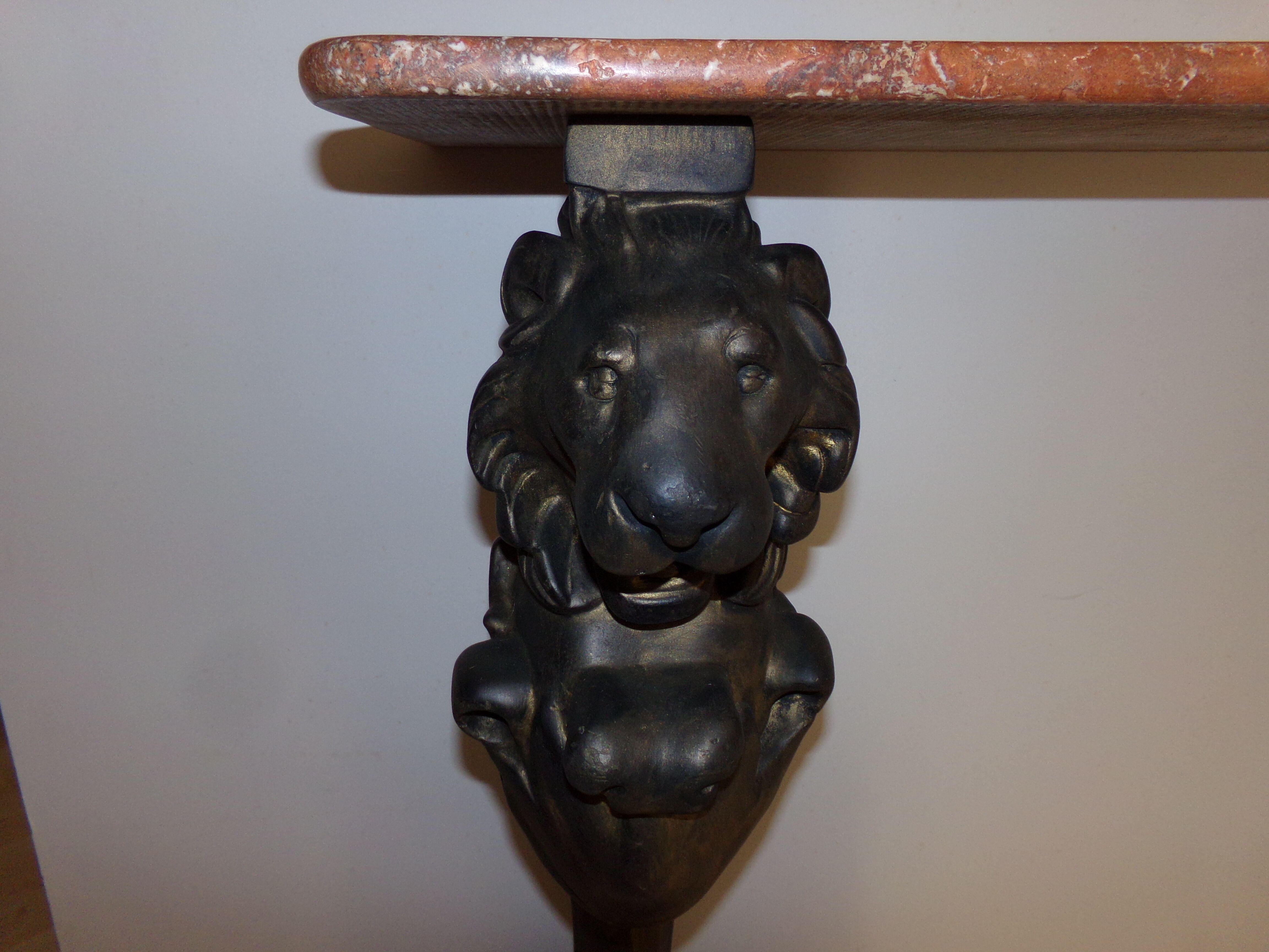 Console en marbre sur pieds lions