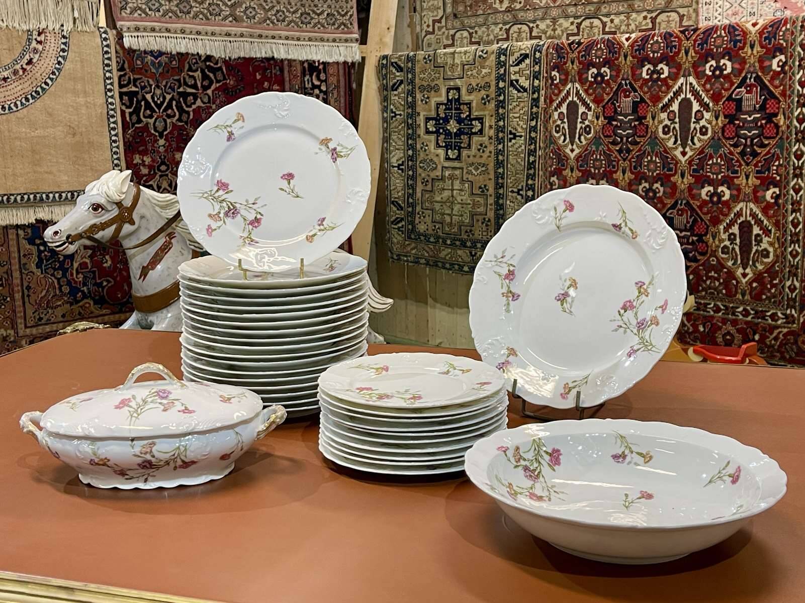 Service de table en porcelaine de Limoges à décor floral des années 1950 - 31 pièces