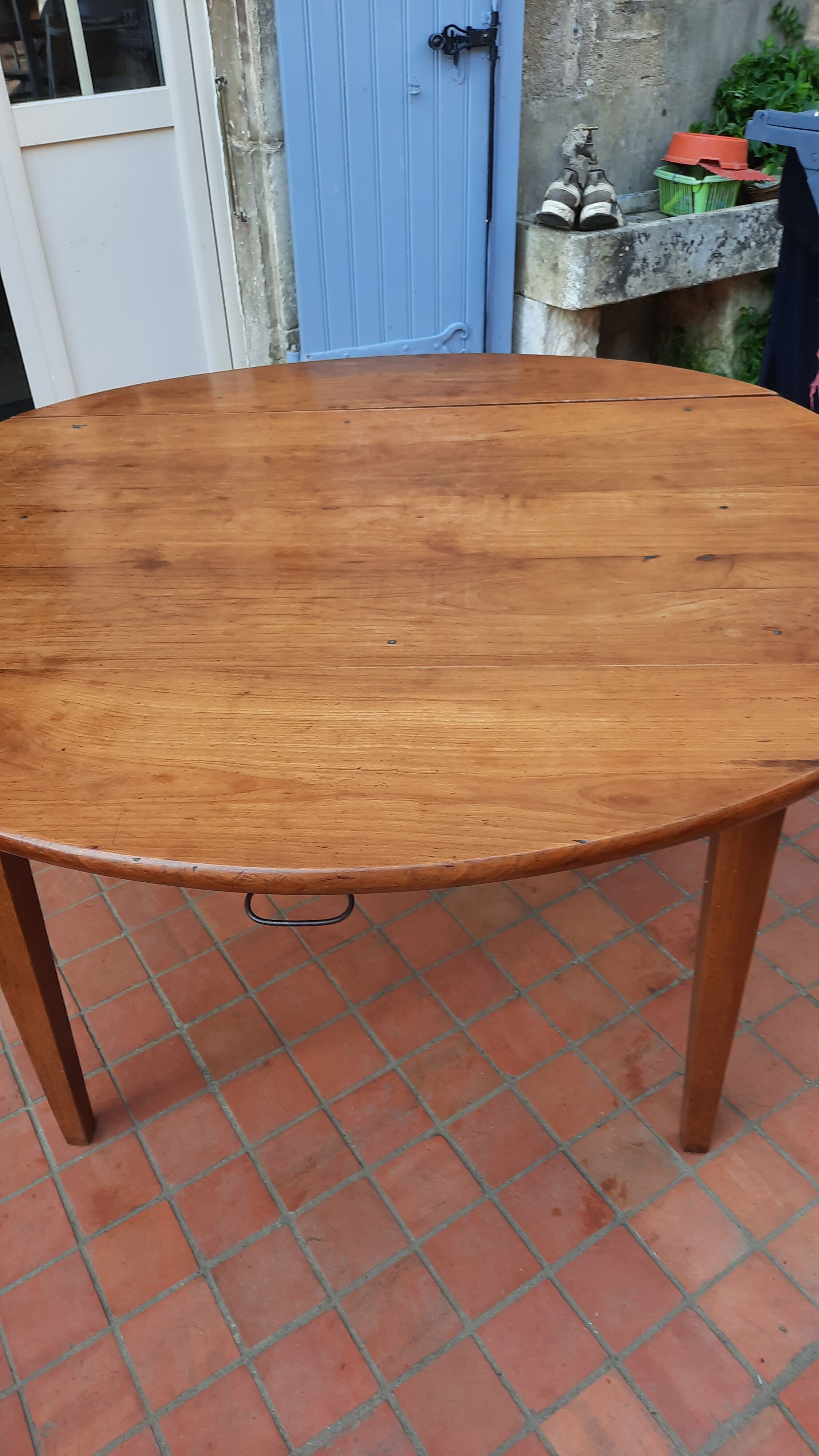 Cherry shutter table
