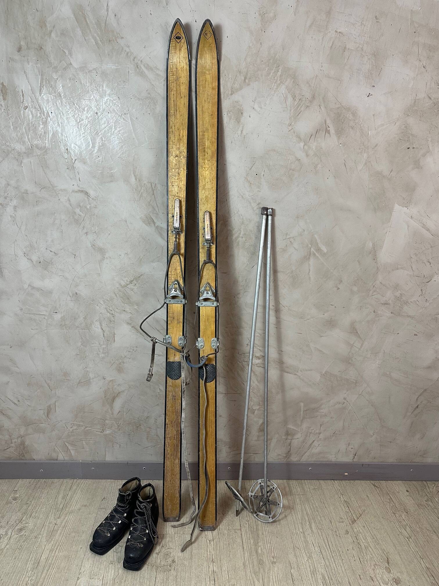 Old pair of skis
