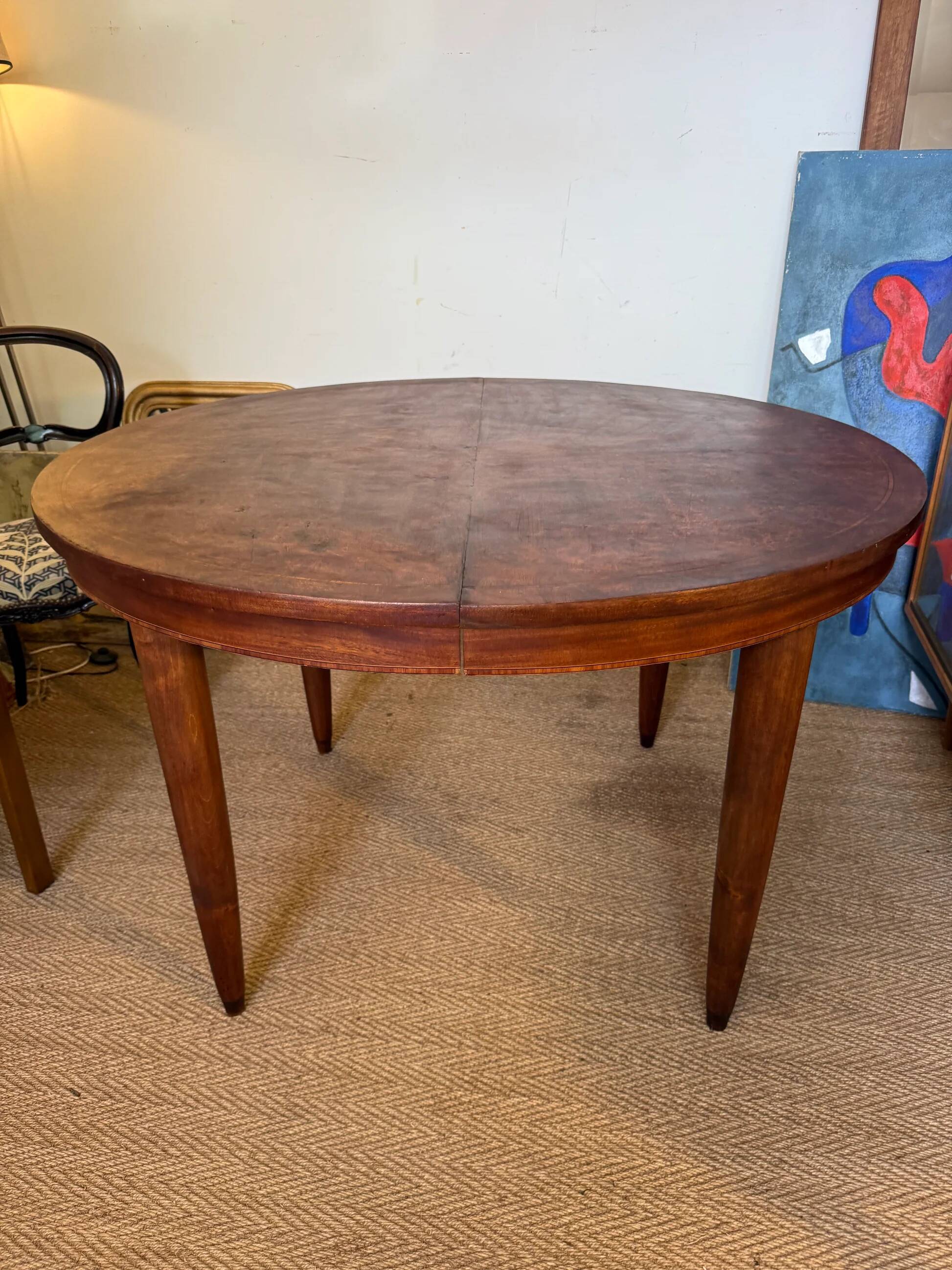 Oval extendable dining table in wood and walnut burl veneer.
