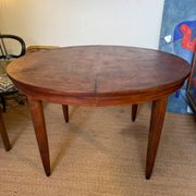 Oval extendable dining table in wood and walnut burl veneer.