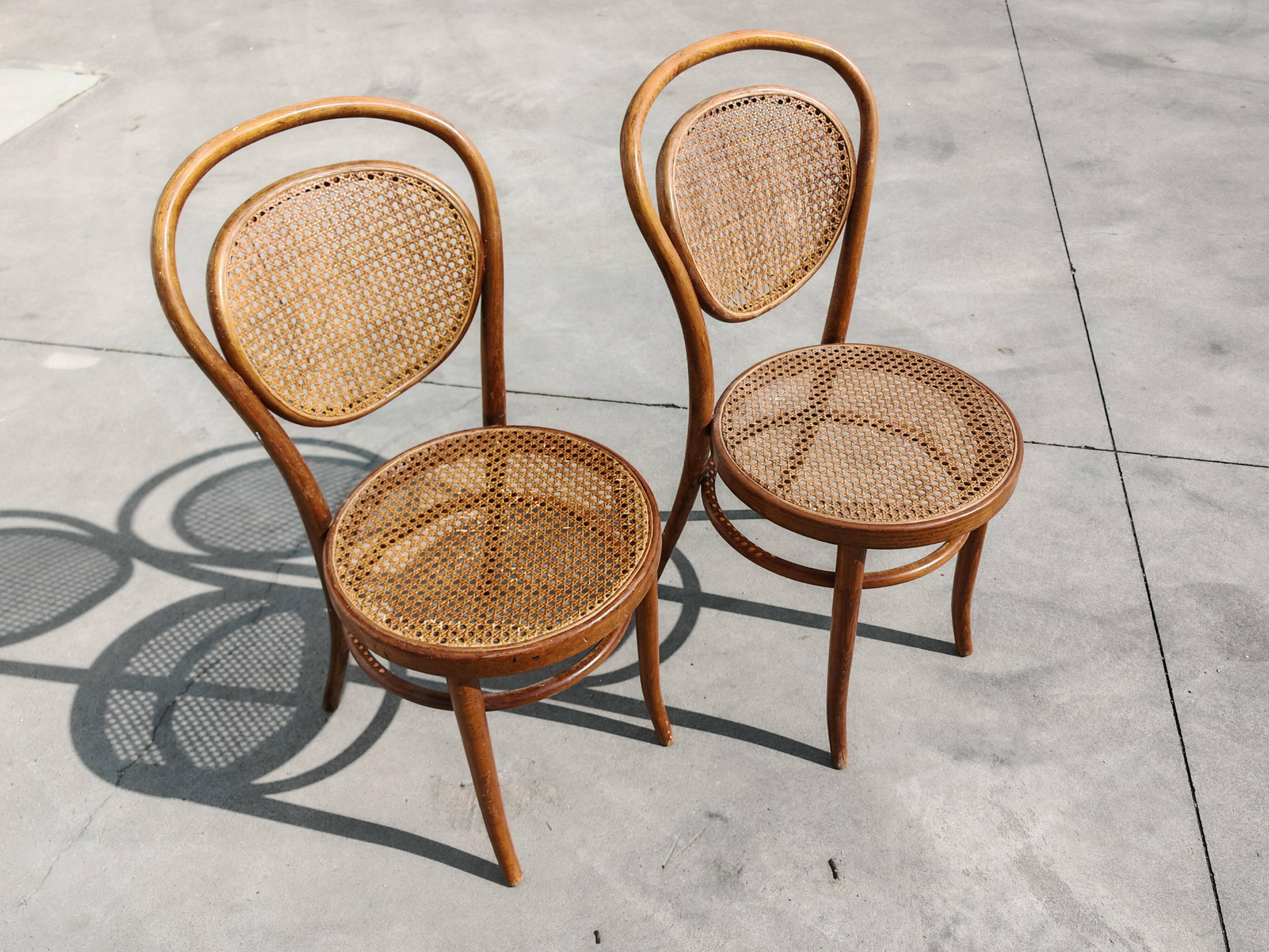 Paire de chaises en cannage et bois courbé par Mundus