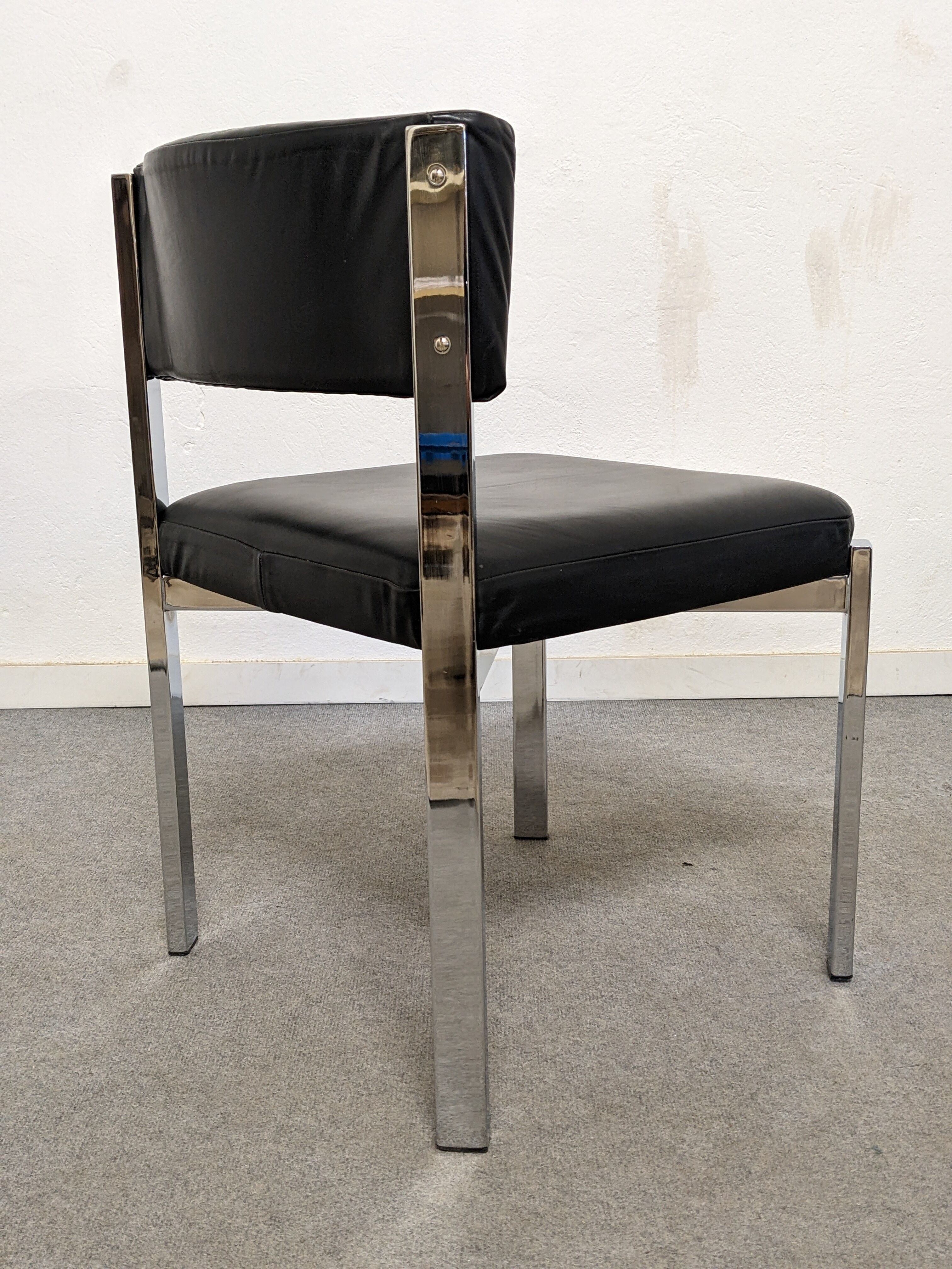 Série de 4 chaises en cuir et acier chromé Roche Bobois des années 70