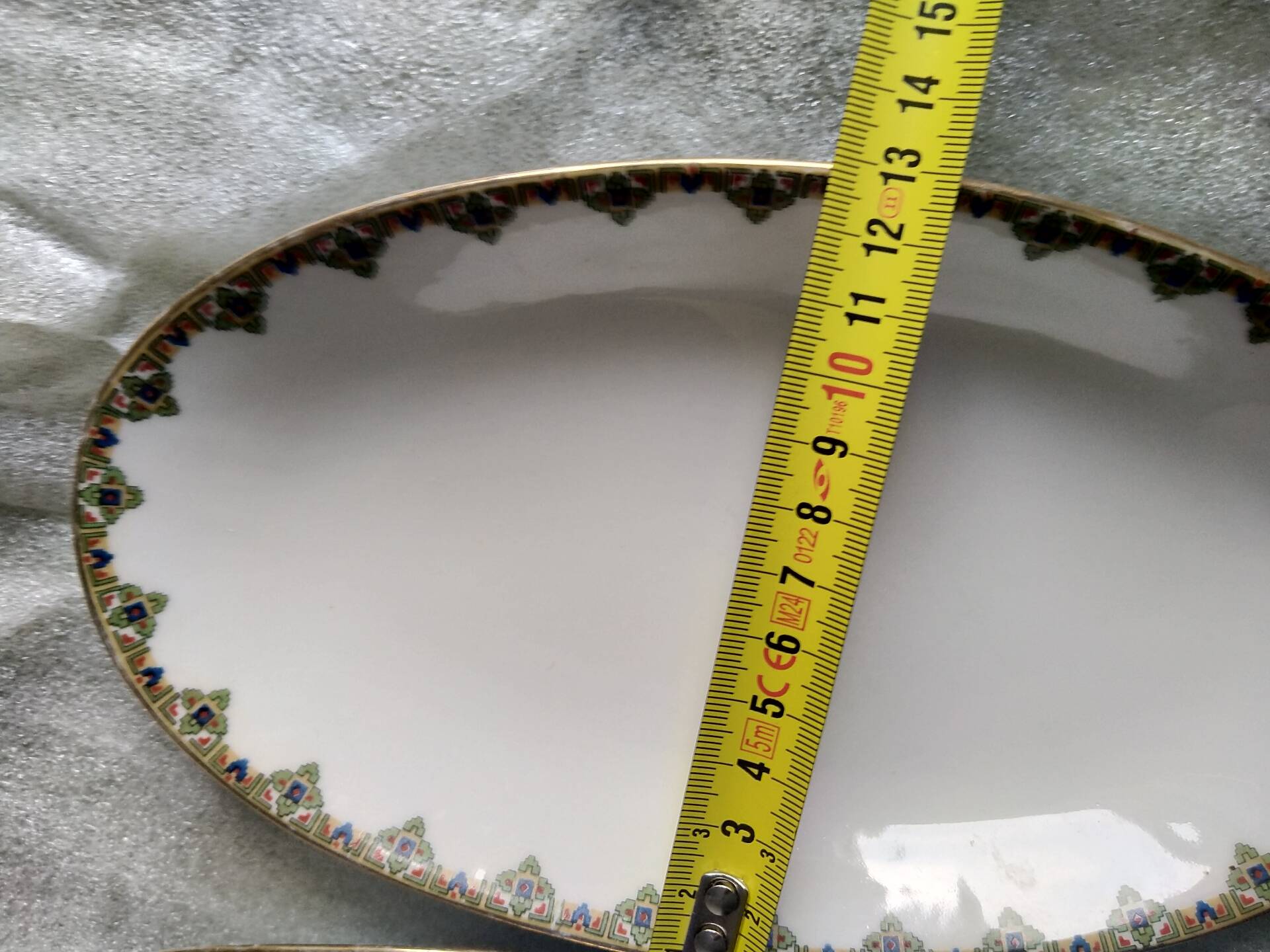 2 porcelain dishes with lions in the French Art Deco style