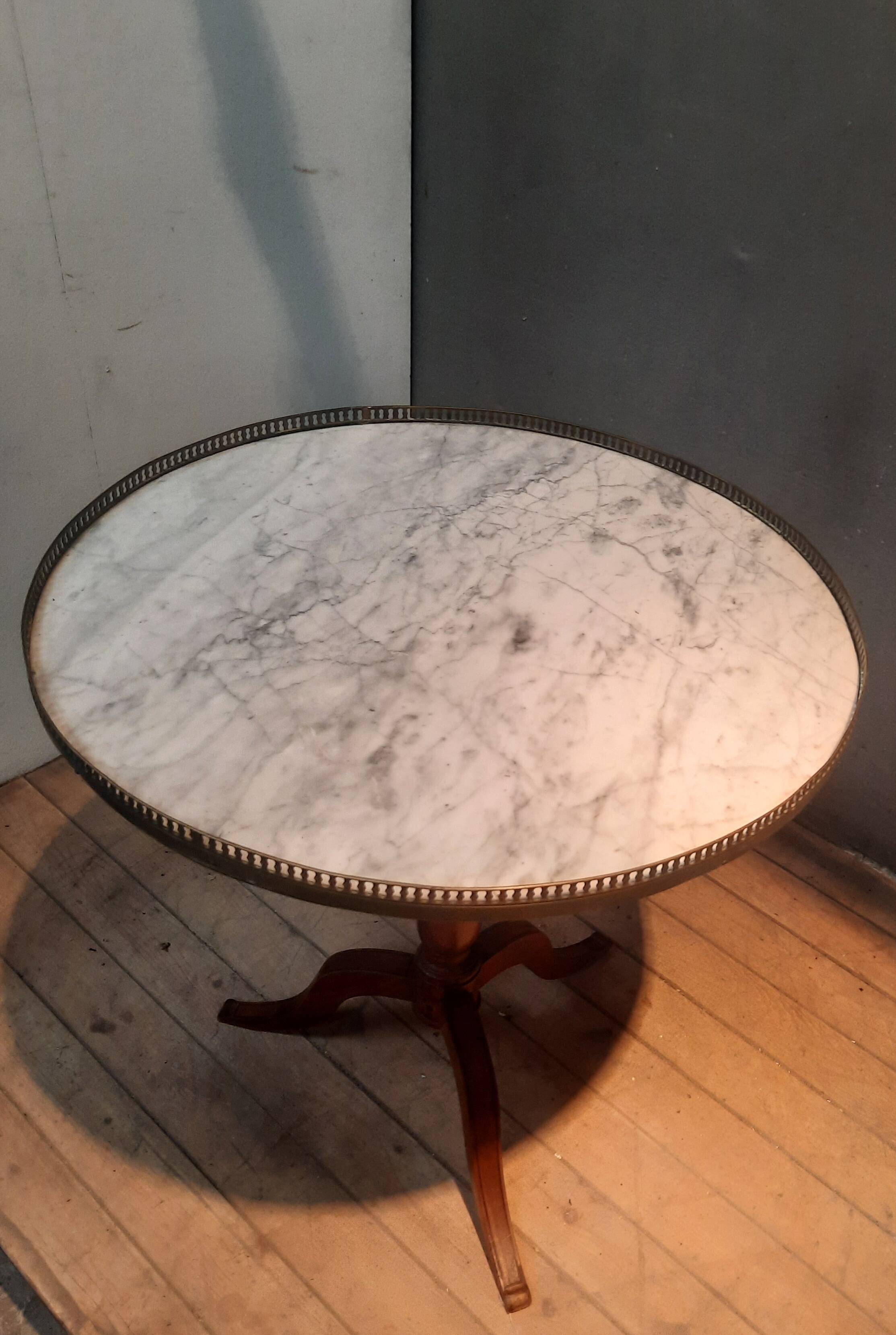 Gueridon circulaire dessu marbre blanc