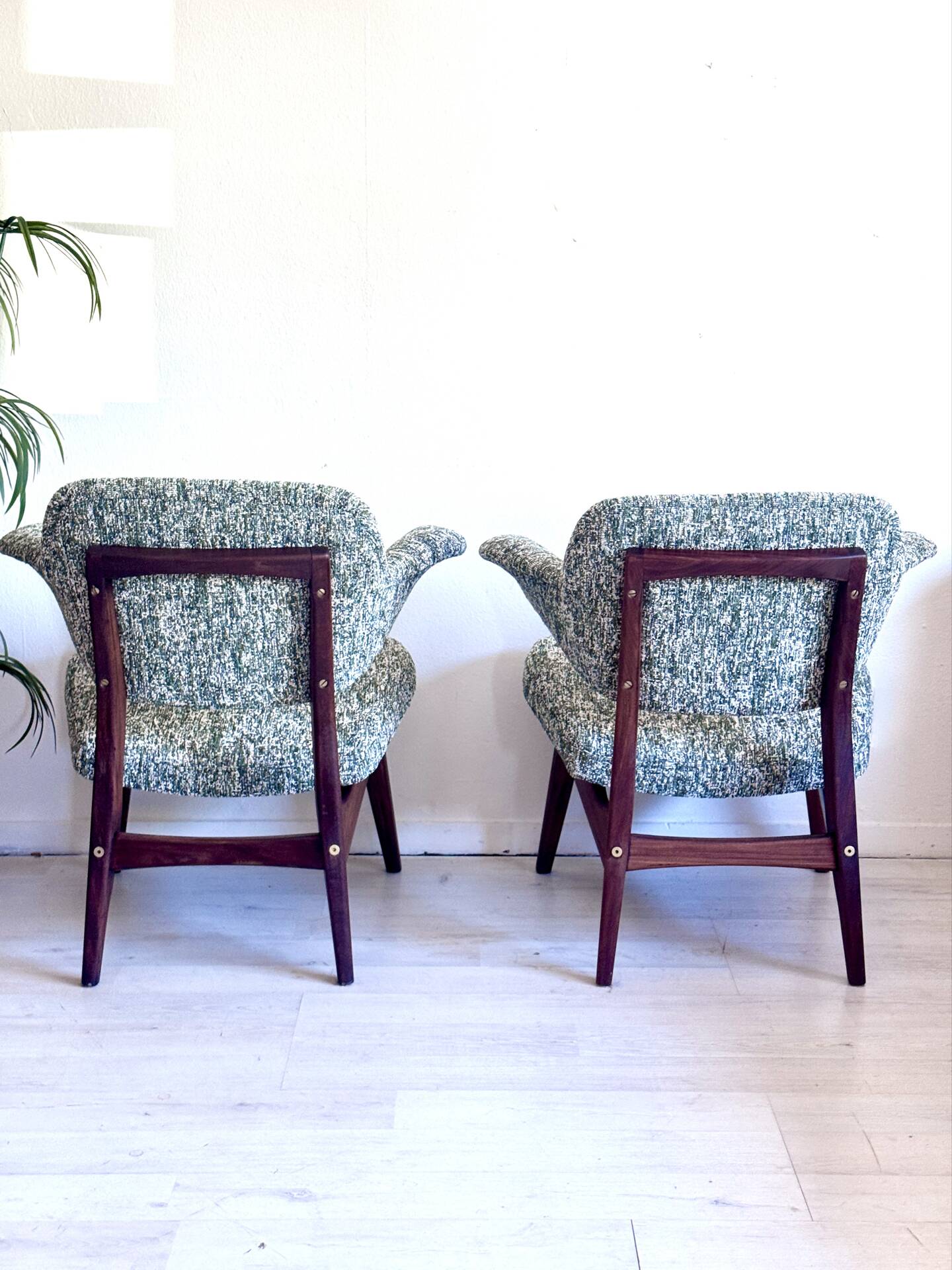 Ensemble de deux chaises Penguin Louis van Teeffelen des années 1960.