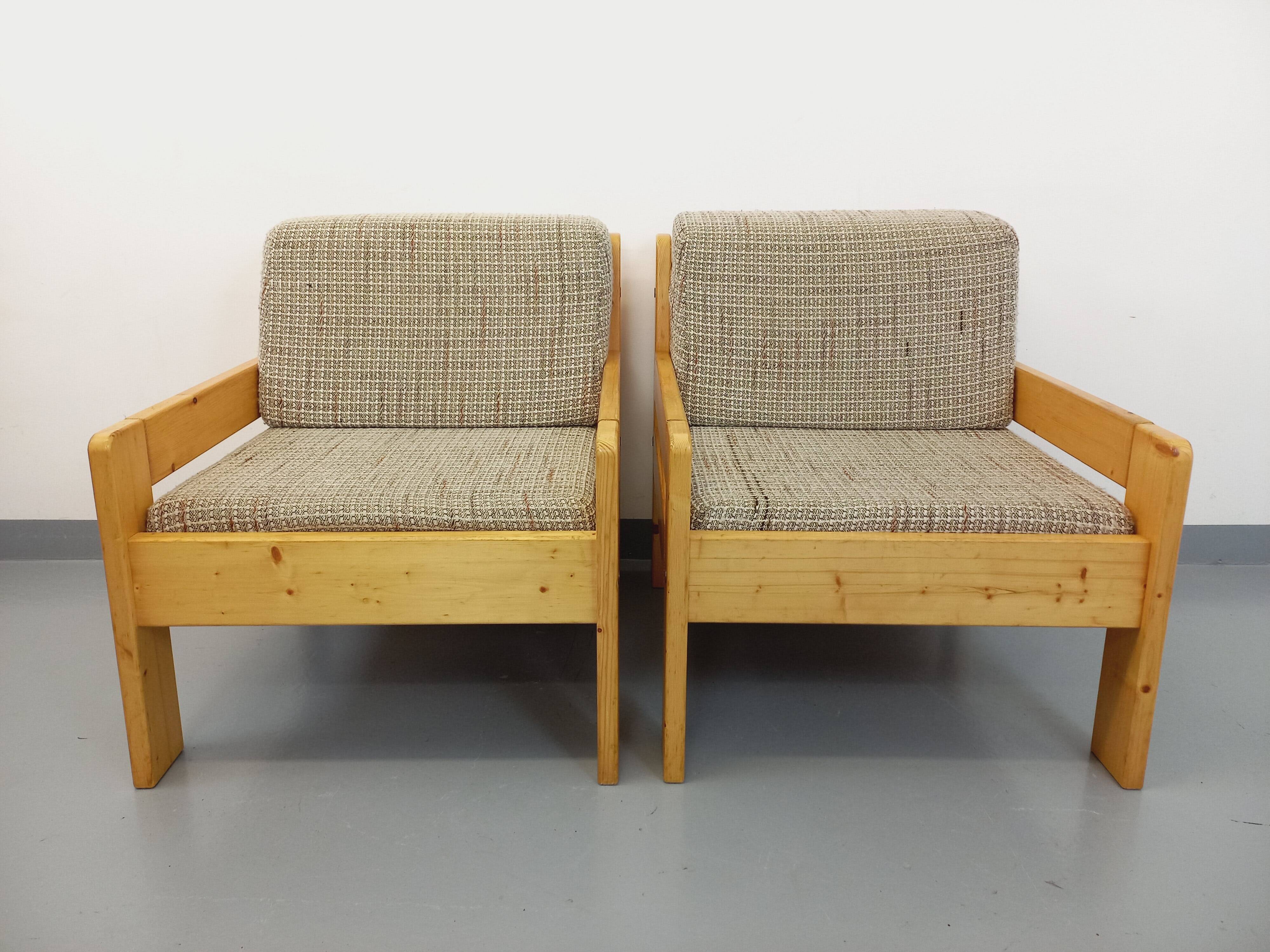 Set of 2 vintage fireside chairs in pine and fabric from the 70s