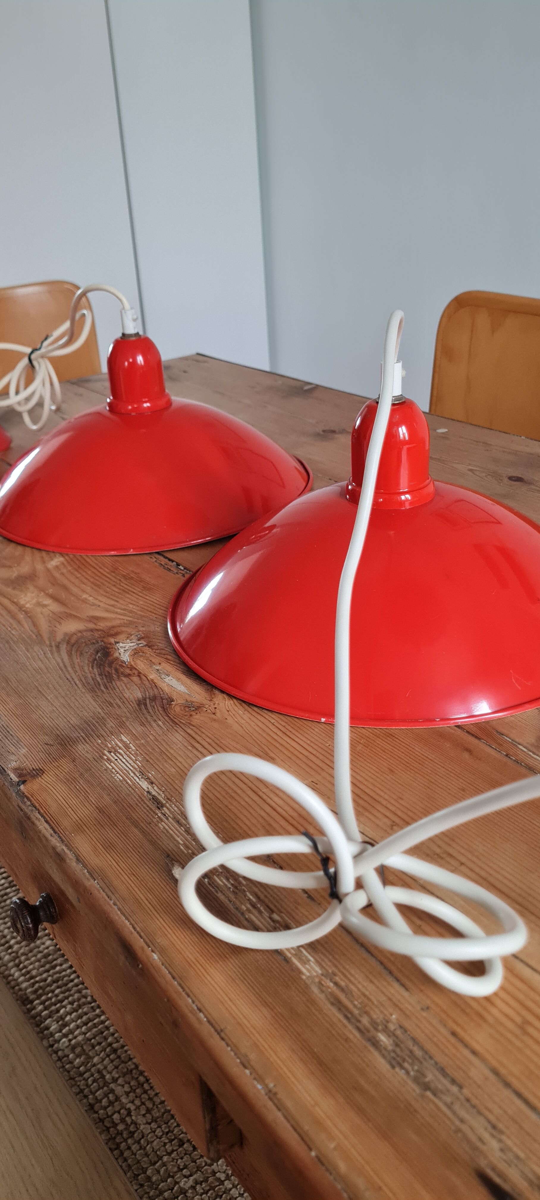 Enamelled sheet metal suspension