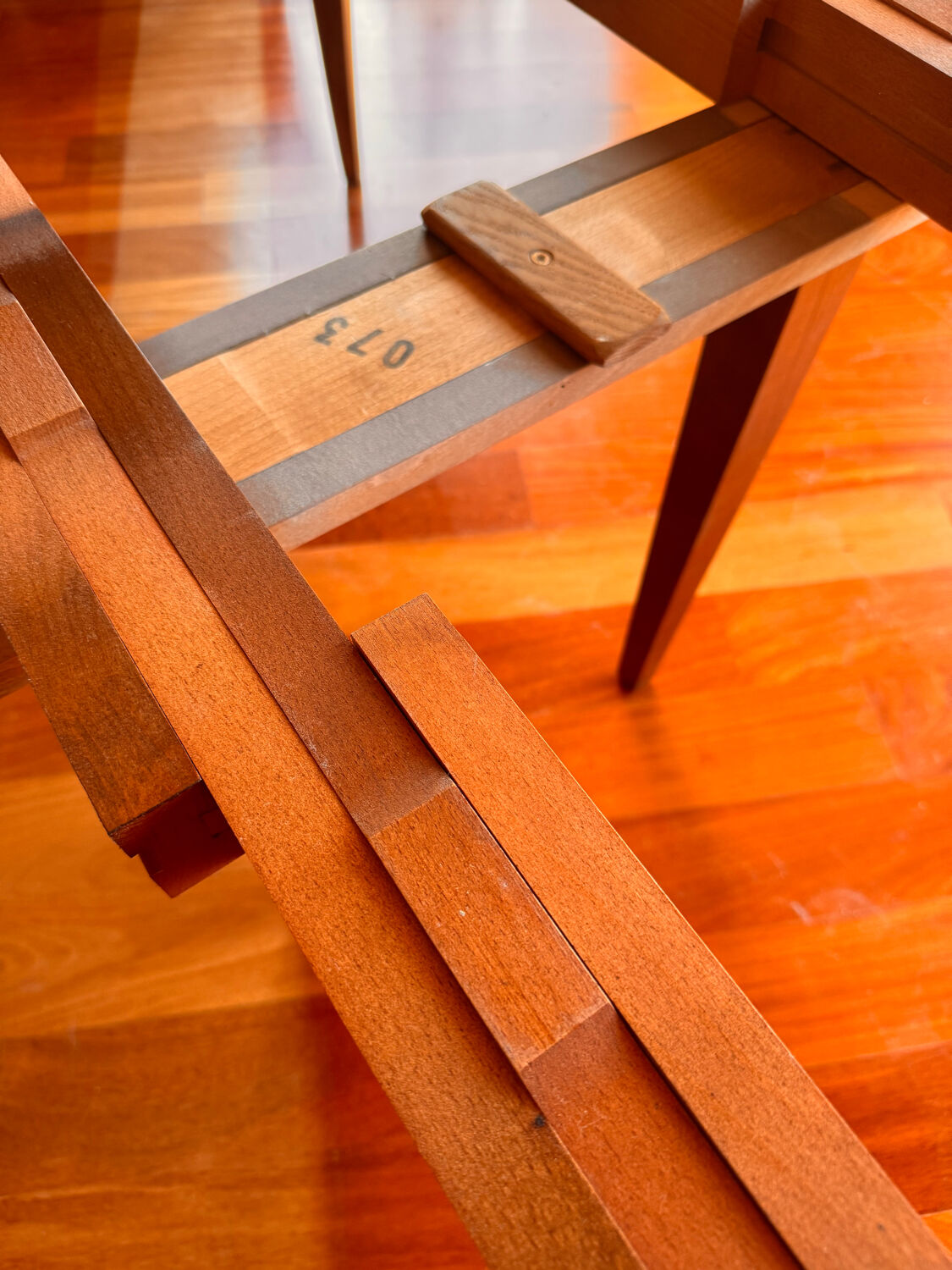 Extendable dining table