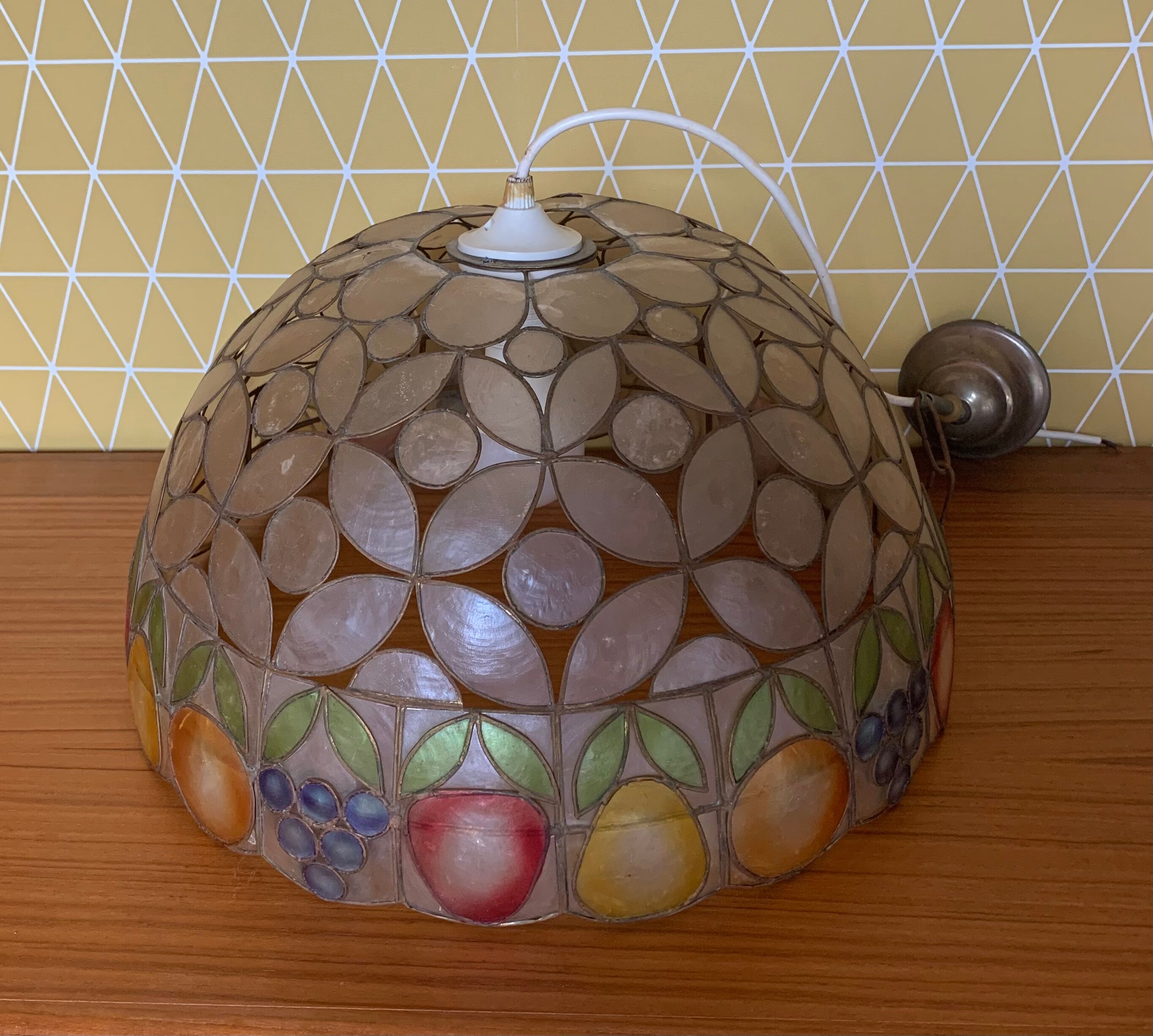 Mother-of-pearl pendant lamp, fruit theme
