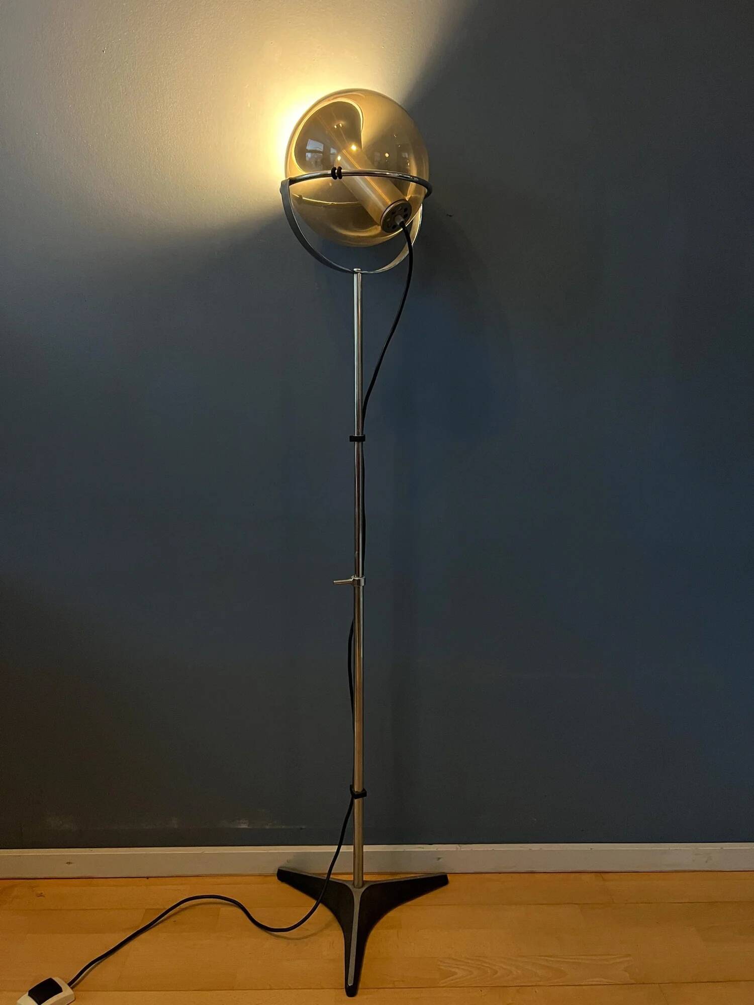 Raak 'Globe' vintage eyeball floor lamp by Frank Ligtelijn