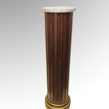 Fluted cylindrical column in mahogany and brass in the neoclassical style. 19th century.