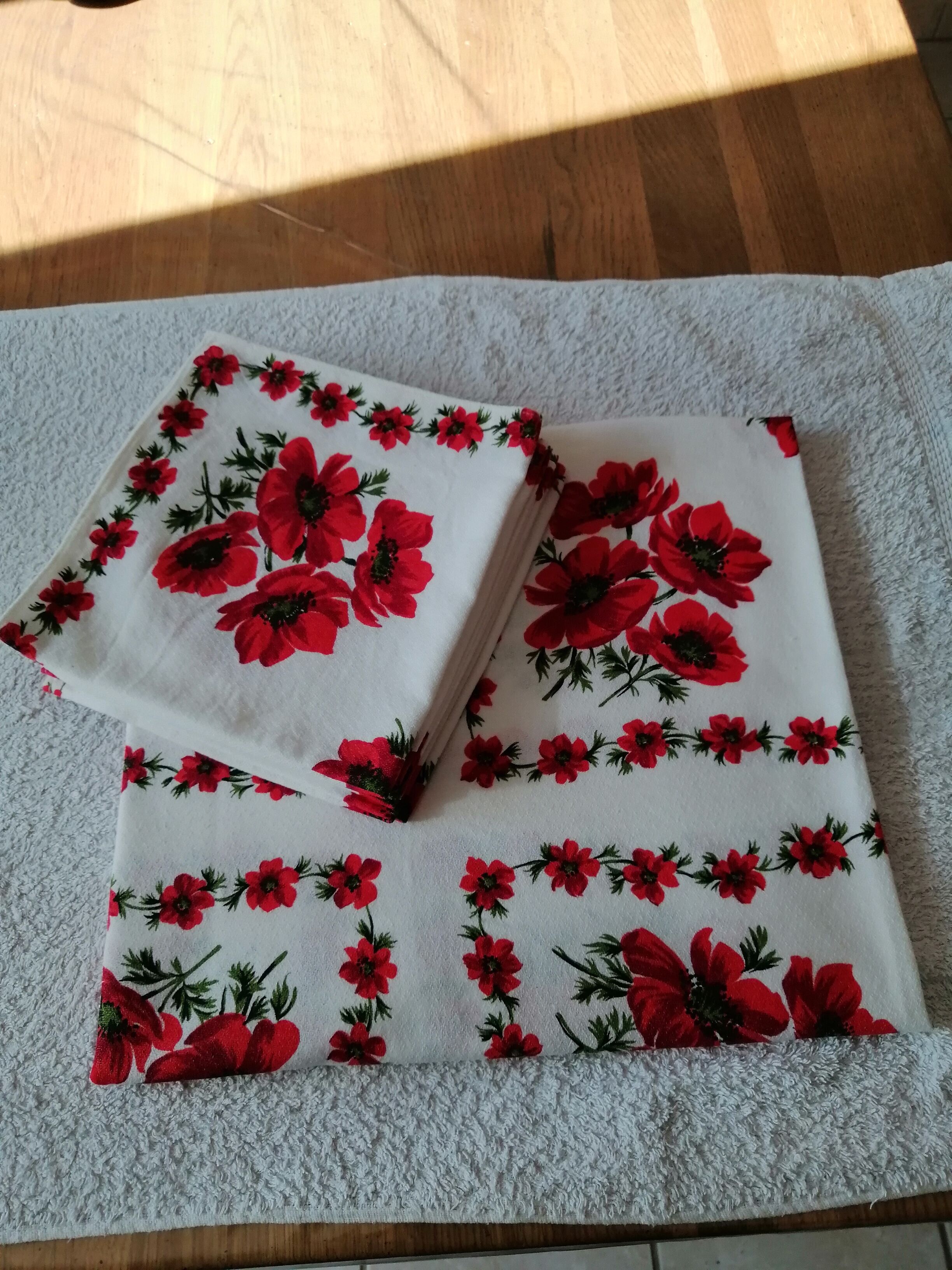 Tablecloth & vintage towels