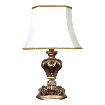 Lampe florentine en bois sculpté, dorée à la feuille, abat-jour soie