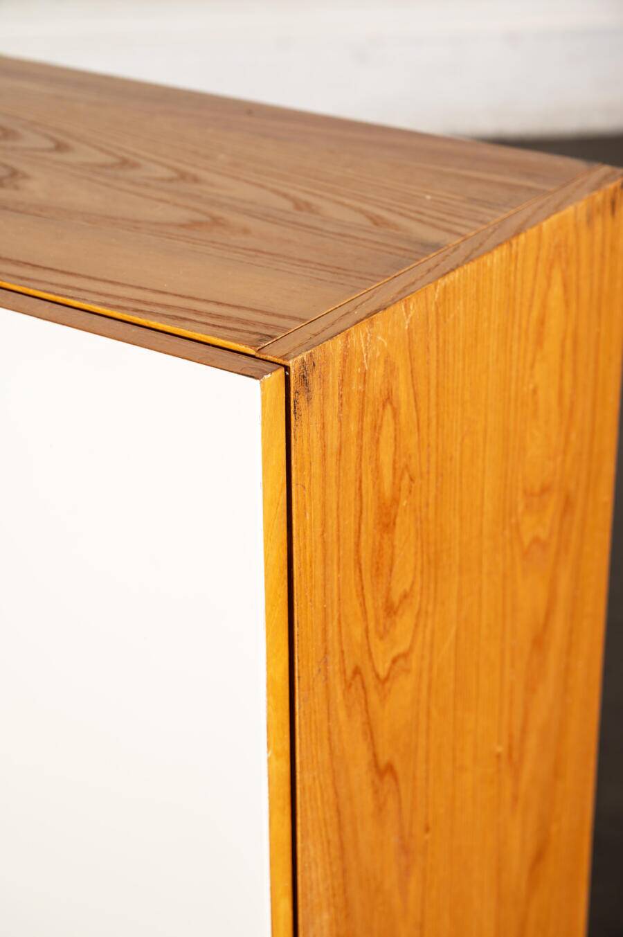 Meuble de rangement en bois blond et stratifié blanc