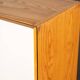 Meuble de rangement en bois blond et stratifié blanc