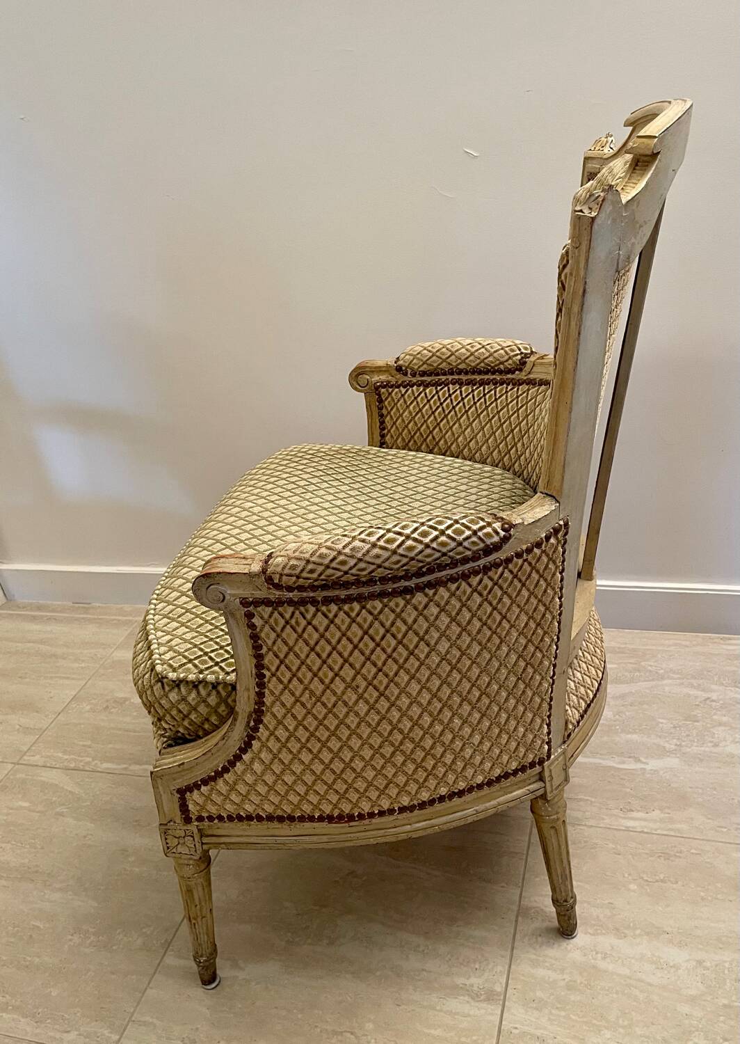 Elegant Louis XVI set – 4 cabriolet armchairs + 1 bergère