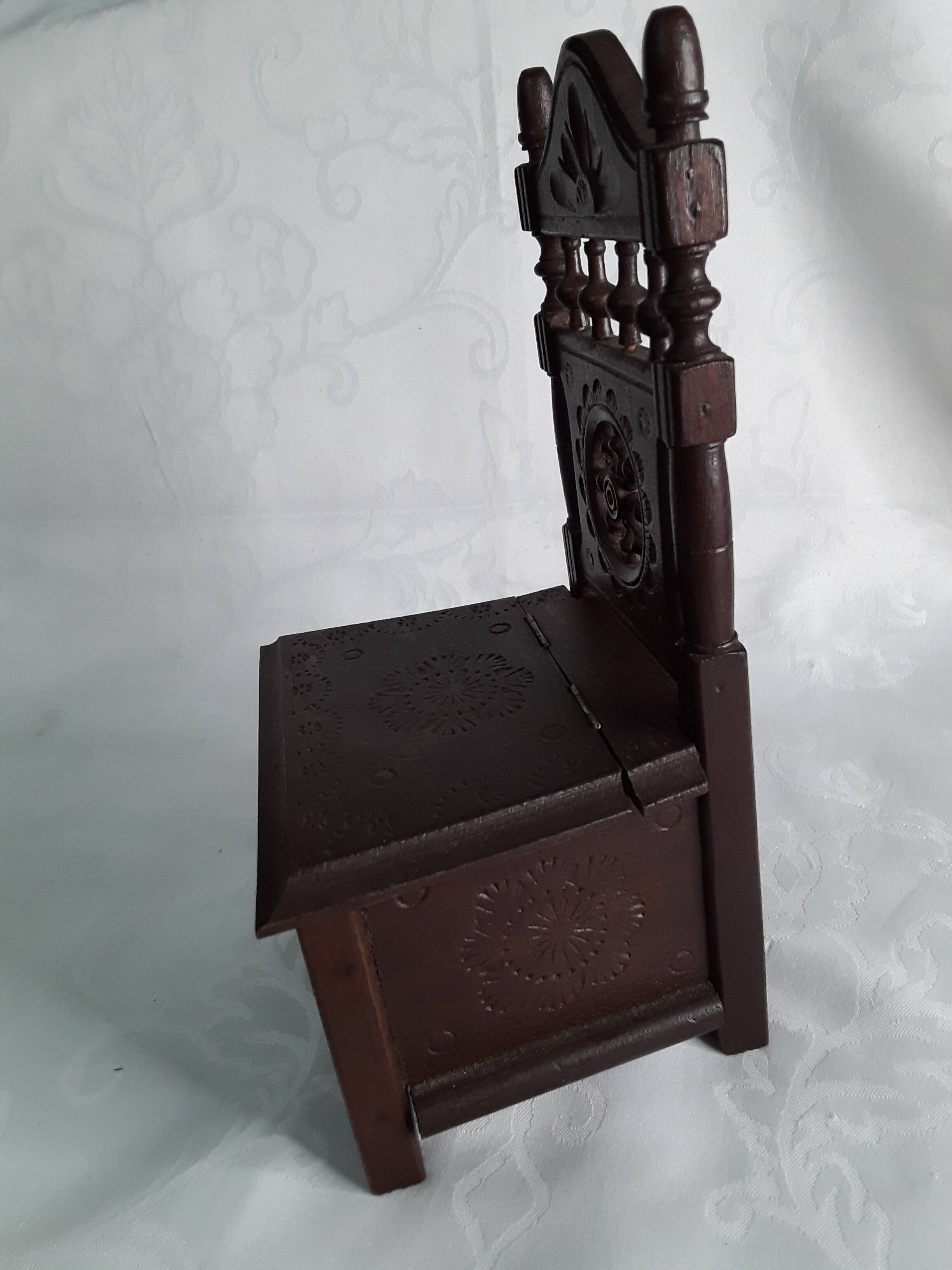 Ancienne Chaise bretonne en bois sculpté