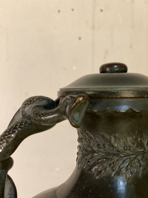 Vase aux serpents en bronze patine verte dans le goût de l’antique