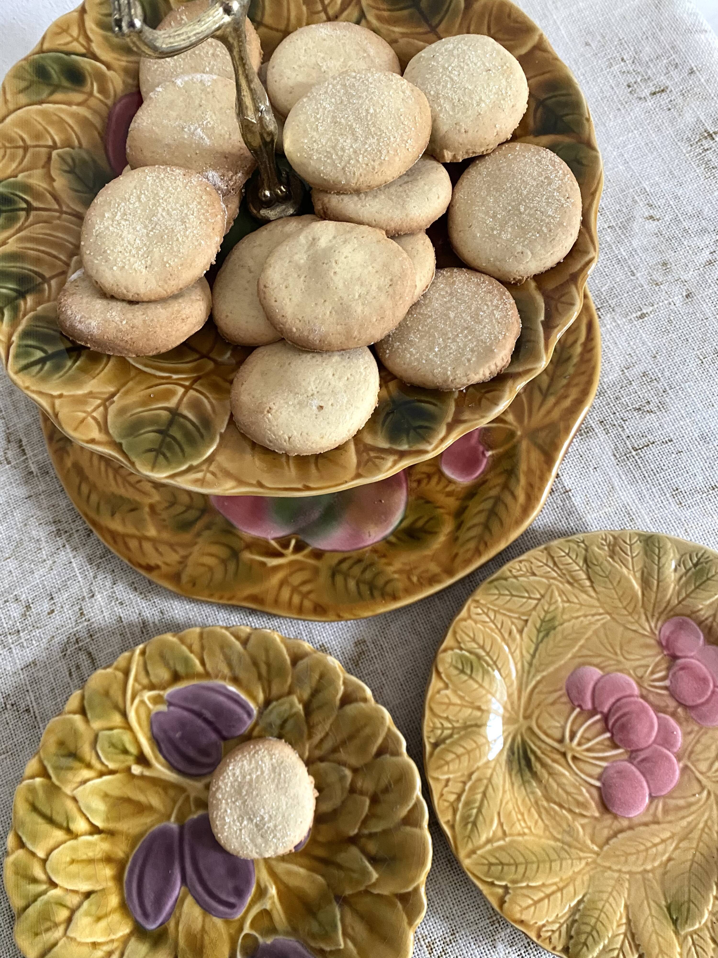 Sarreguemines barbotine cake display with fruit decoration