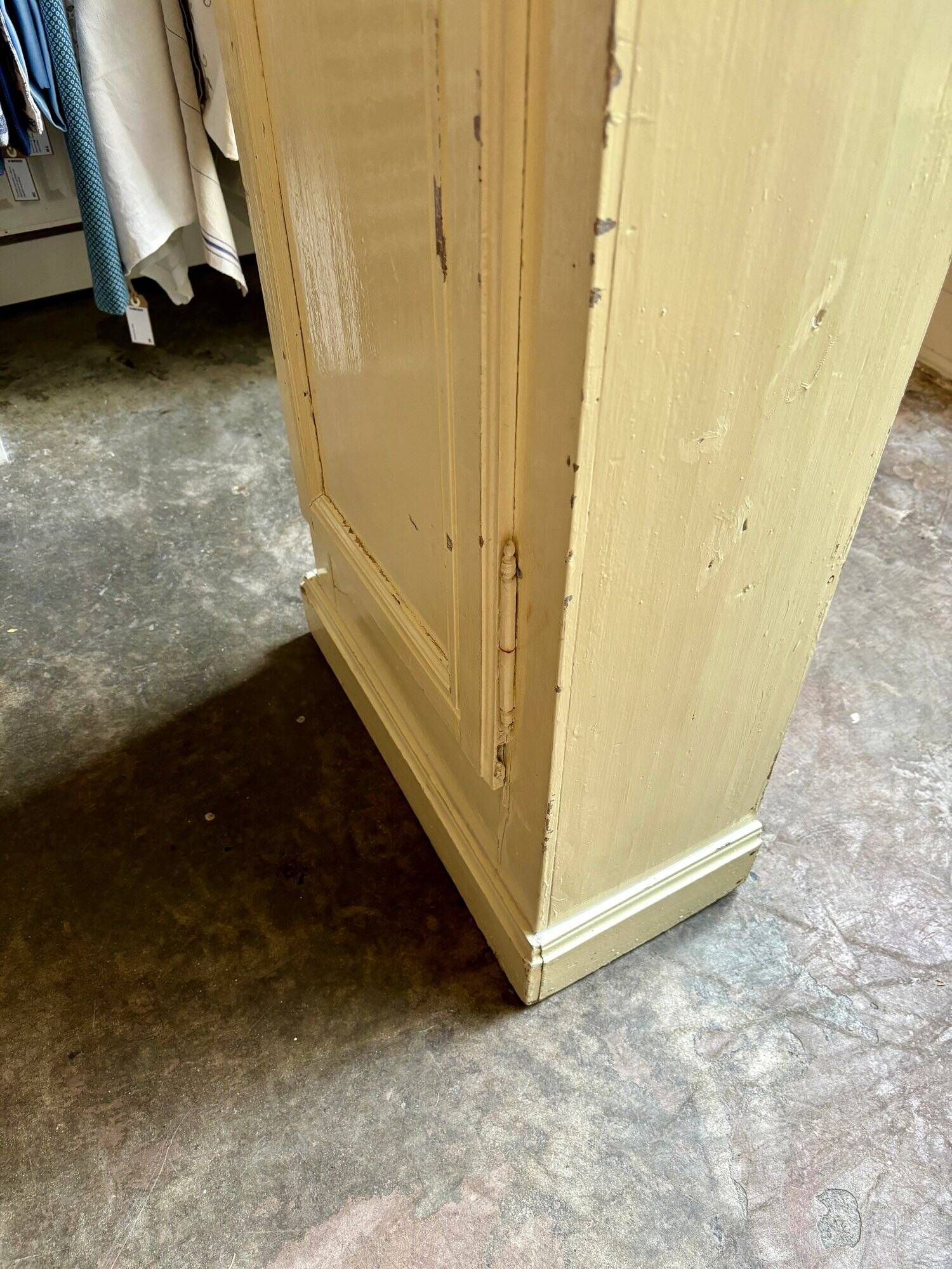 Standing man, cabinet with 1 door, 3 shelves in beige wood