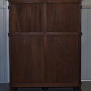 Armoire hollandaise sculptée à la main années 1940