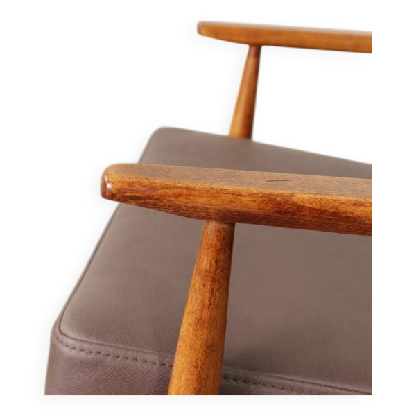 Fauteuil lounge scandinave en cuir végétal taupe foncé, design classique, couleur noyer.