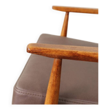 Fauteuil lounge scandinave en cuir végétal taupe foncé, design classique, couleur noyer