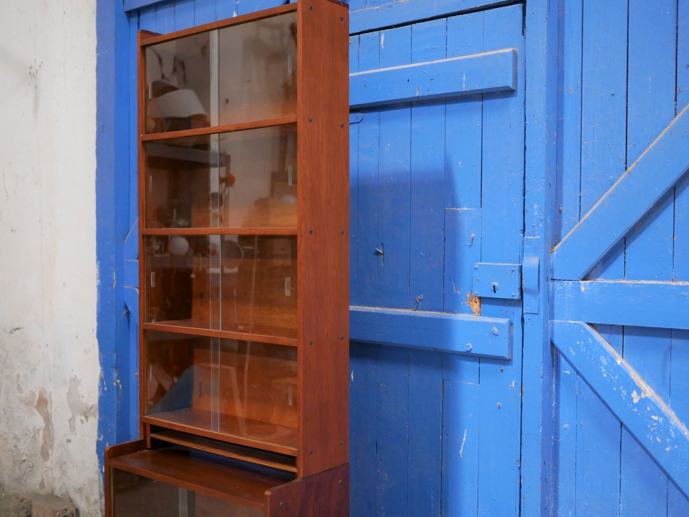 Vintage showcase library