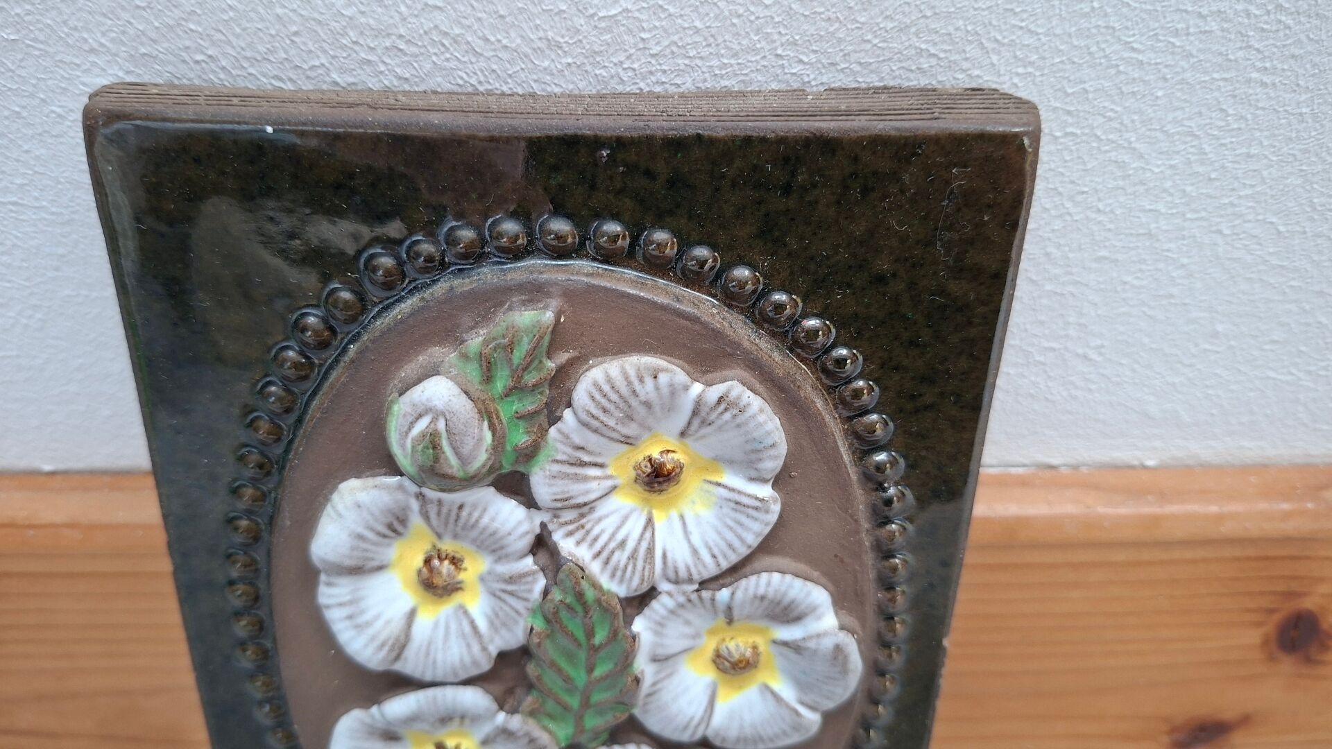 Ceramic Wall Plaque Jie Gantofta, model 841, white flowers.
