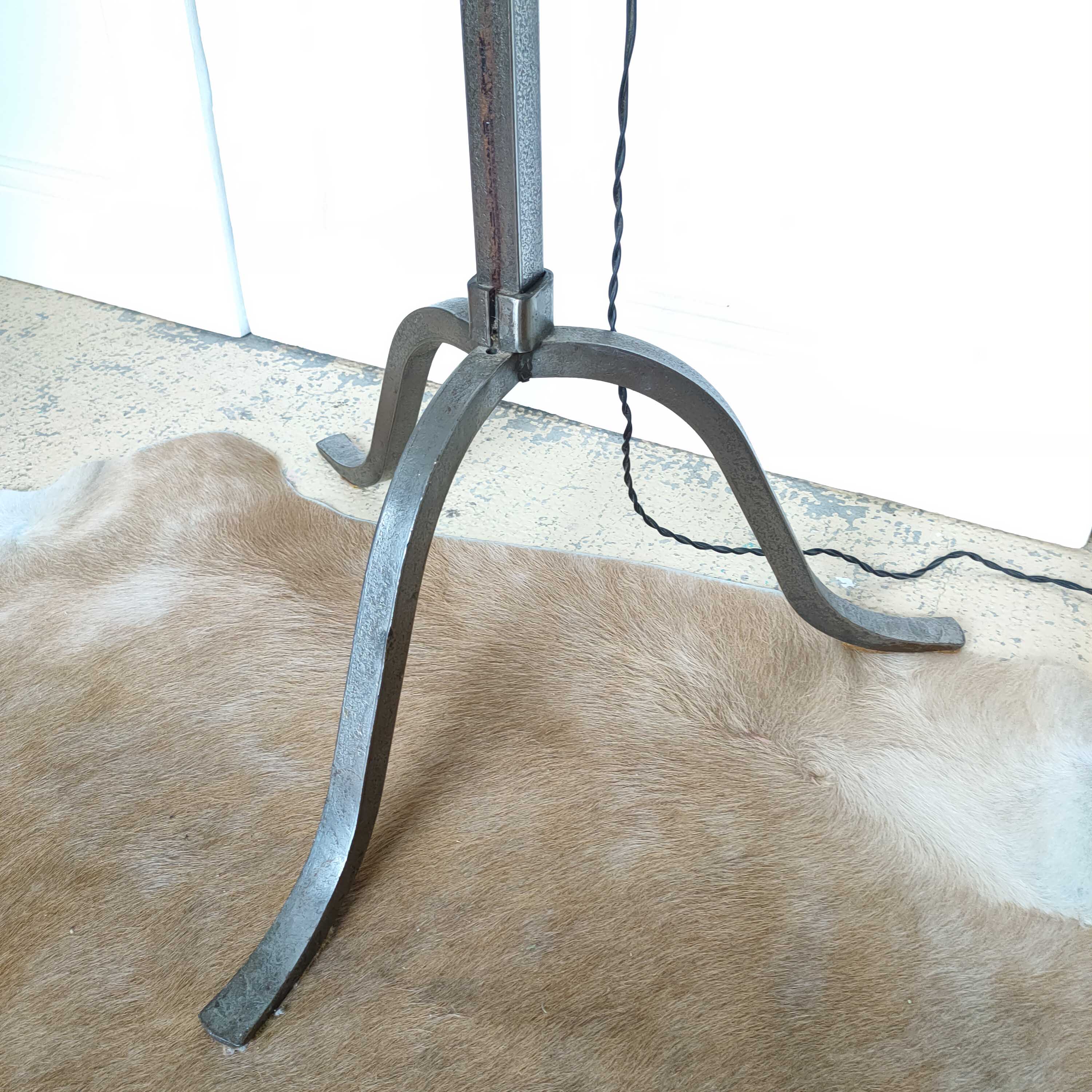 Lampadaire tripode fer forgé brutaliste
