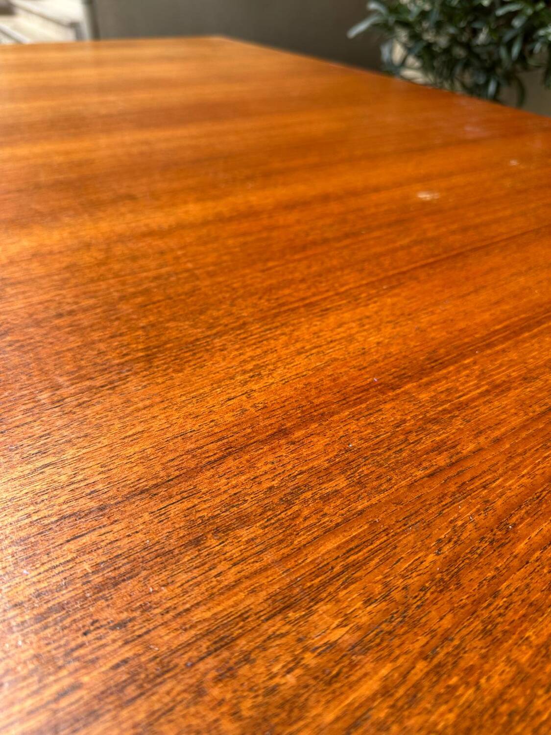 Scandinavian extendable dining table in teak veneer.