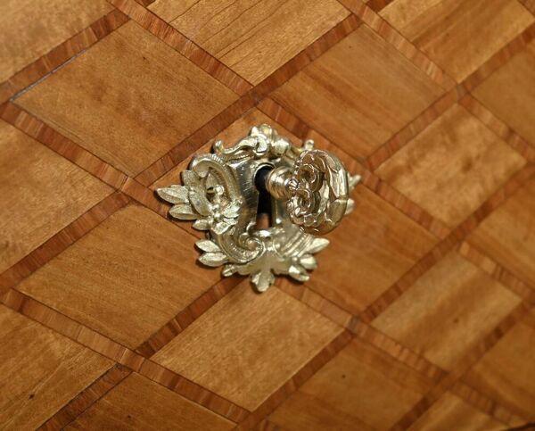 Commode Sauteuse en Marqueterie, style Transition Louis XV Louis XVI – Débu