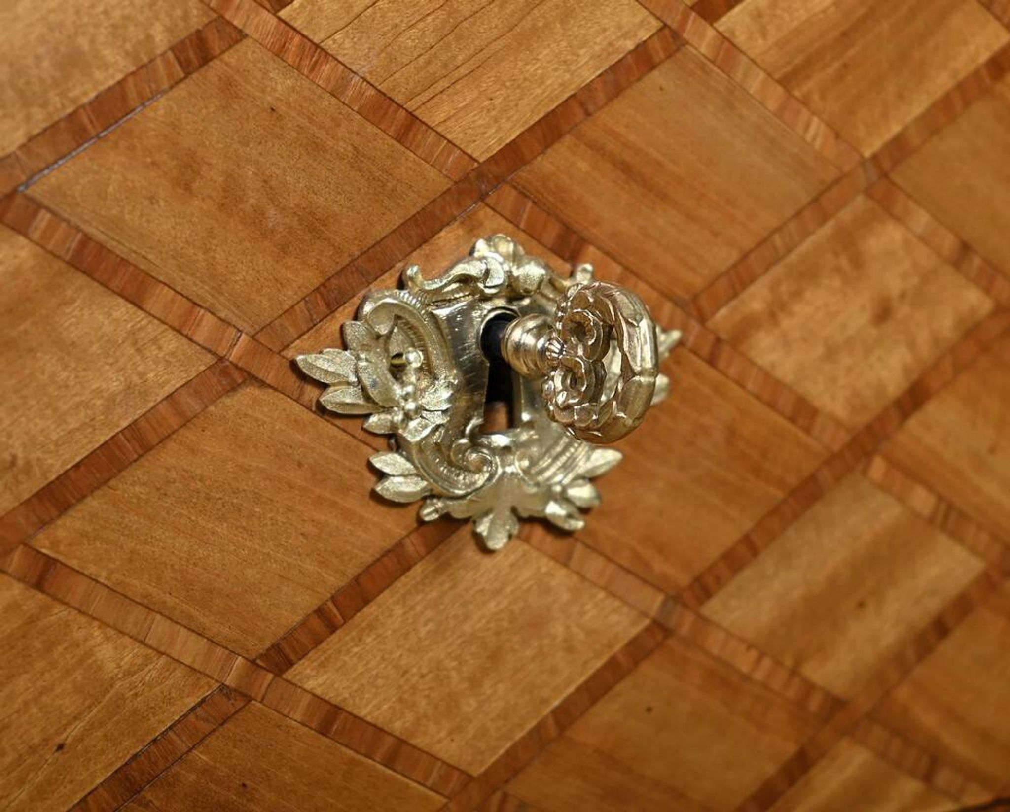 Commode Sauteuse en Marqueterie, style Transition Louis XV Louis XVI – Débu