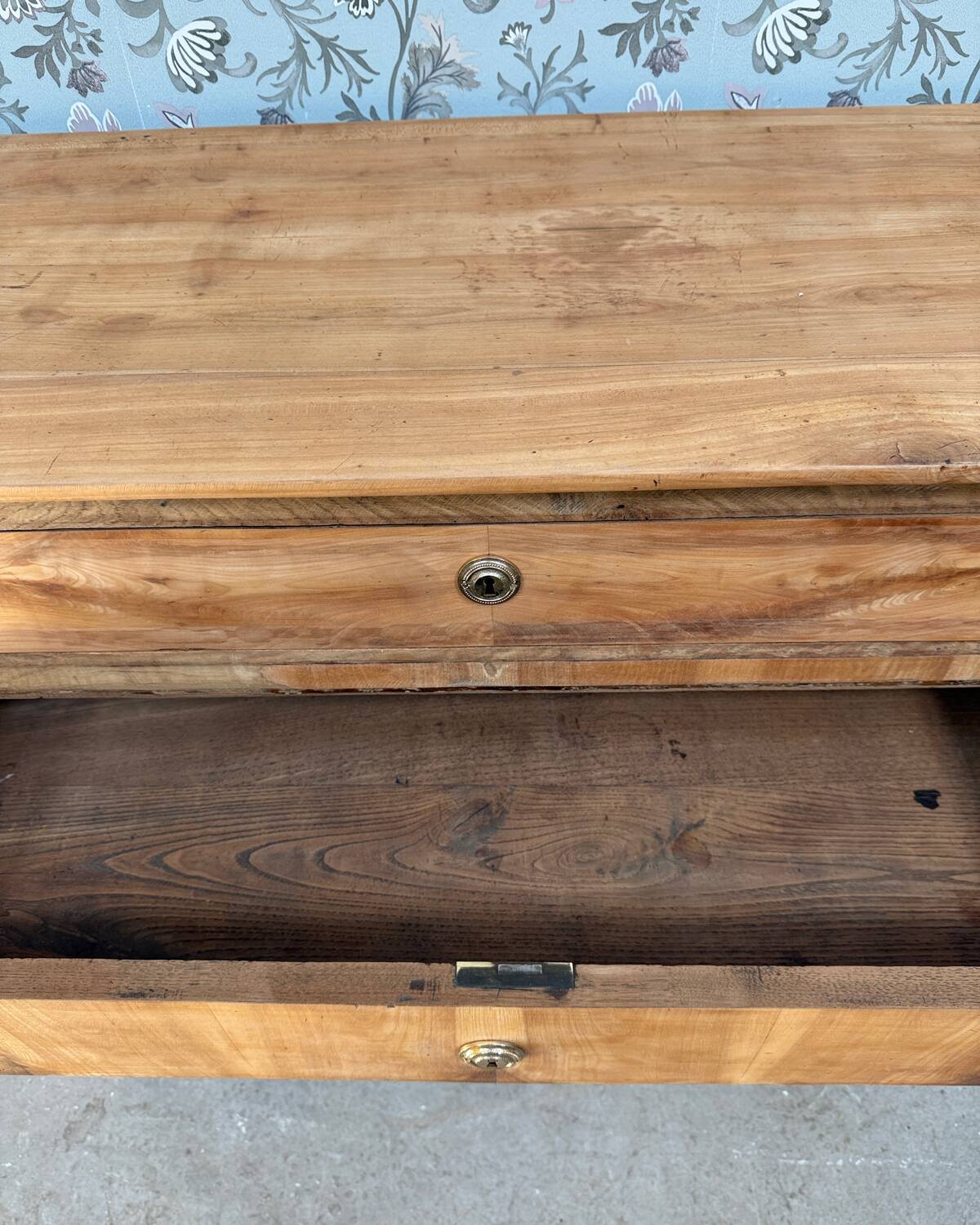 Antique walnut chest of drawers (renovated)
