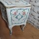 Commode italienne deux tiroirs décor sur fond beige