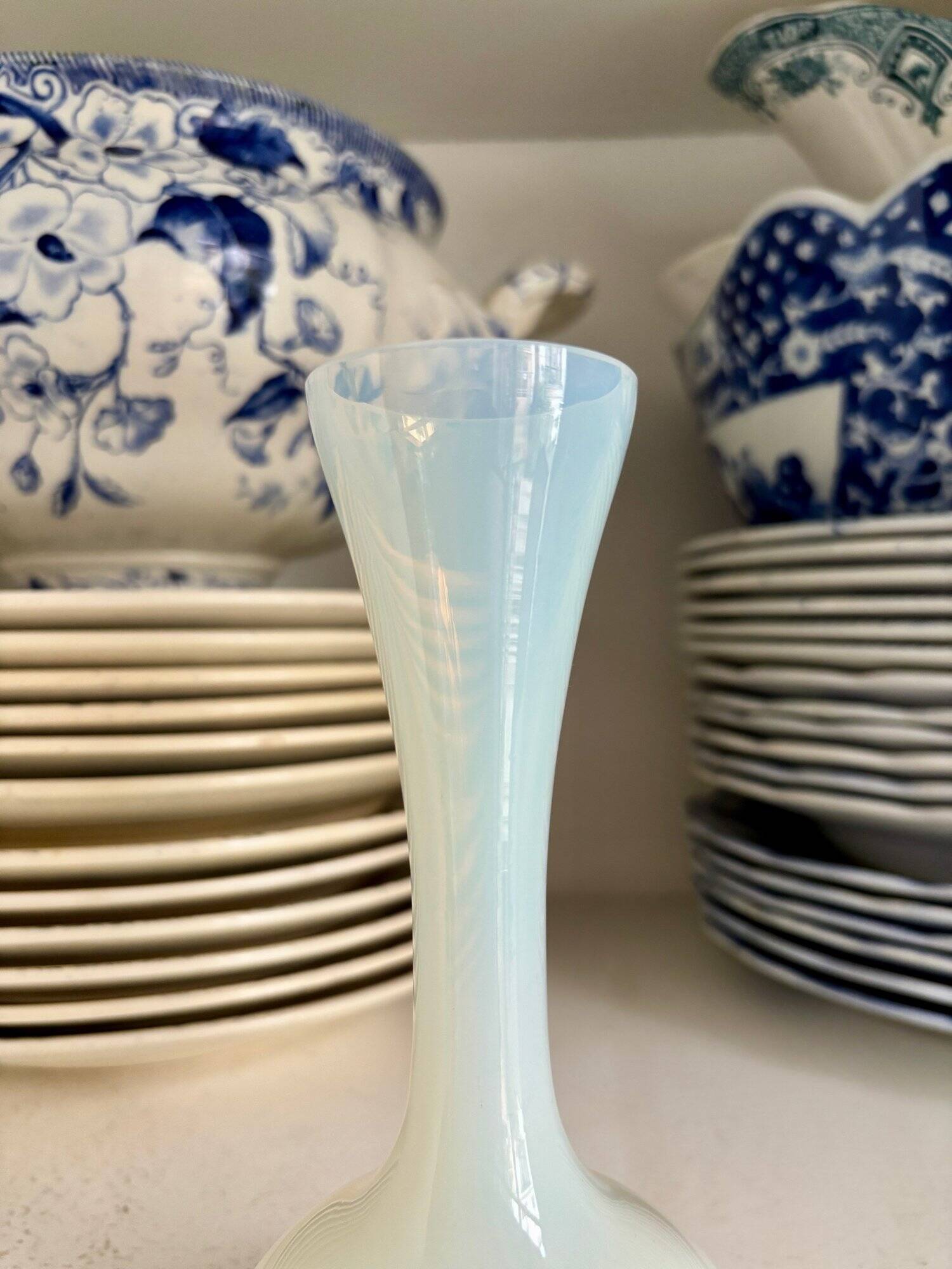 Vase, soliflore en opaline blanche