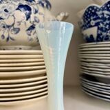 Vase, soliflore en opaline blanche